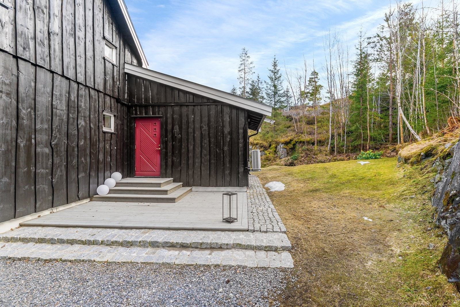 Hovedinngangen ligger på baksiden av huset, og har adkomst via innkjørselen. Her er det en stor platting på ca. 16 kvm. Galleribilde