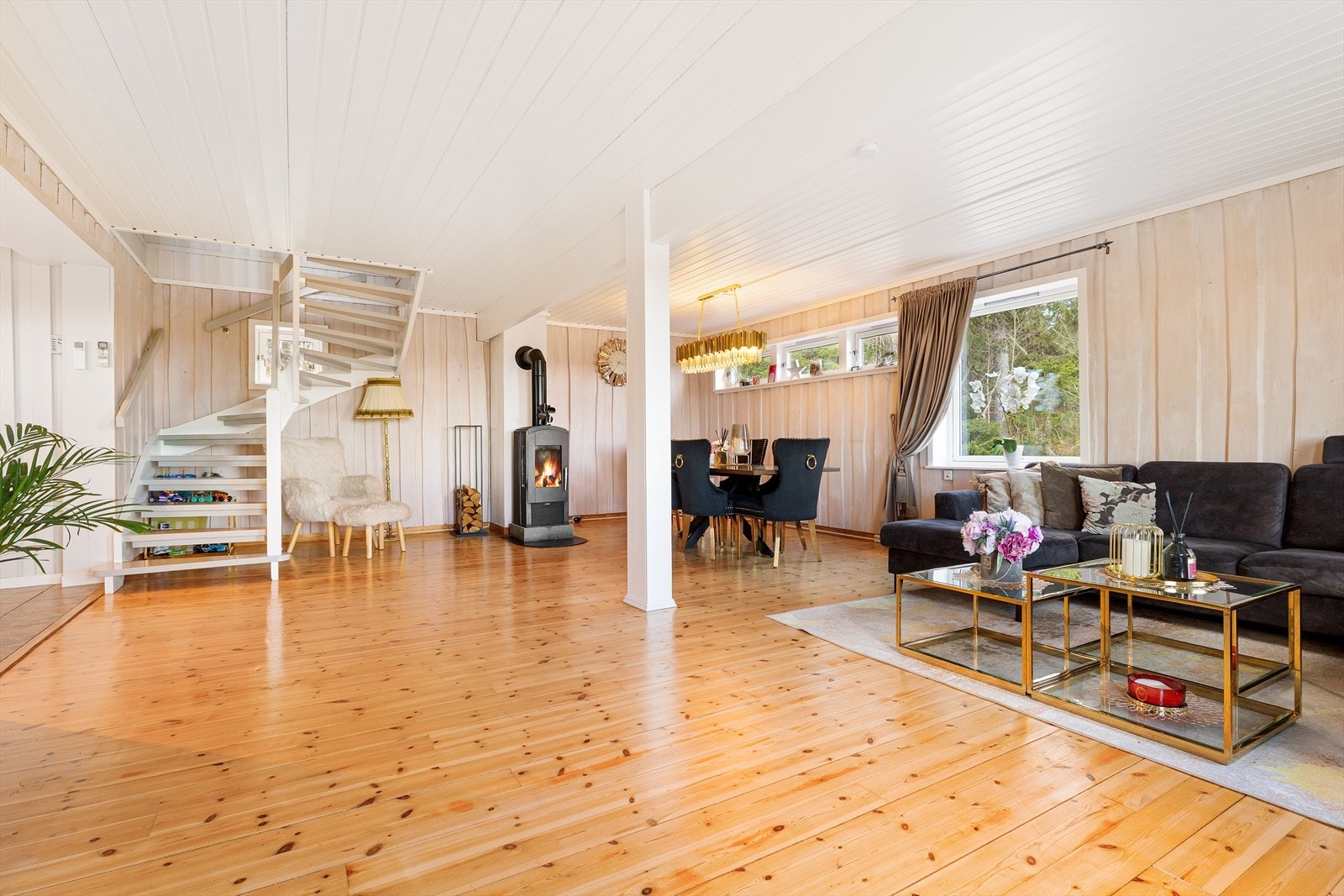Boligen har en lys og romslig stue i 1. etasje med gode innredningsmuligheter. Galleribilde