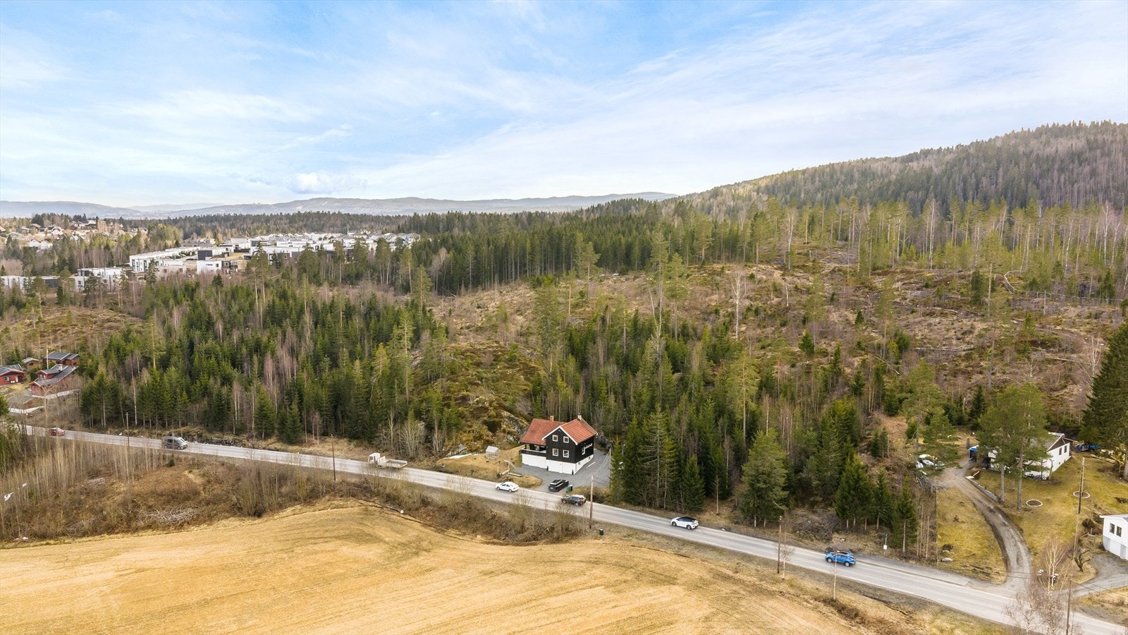 Her er det umiddelbar nærhet til flotte rekreasjonsområder i Romeriksåsen som begynner like bak eiendommen. Galleribilde