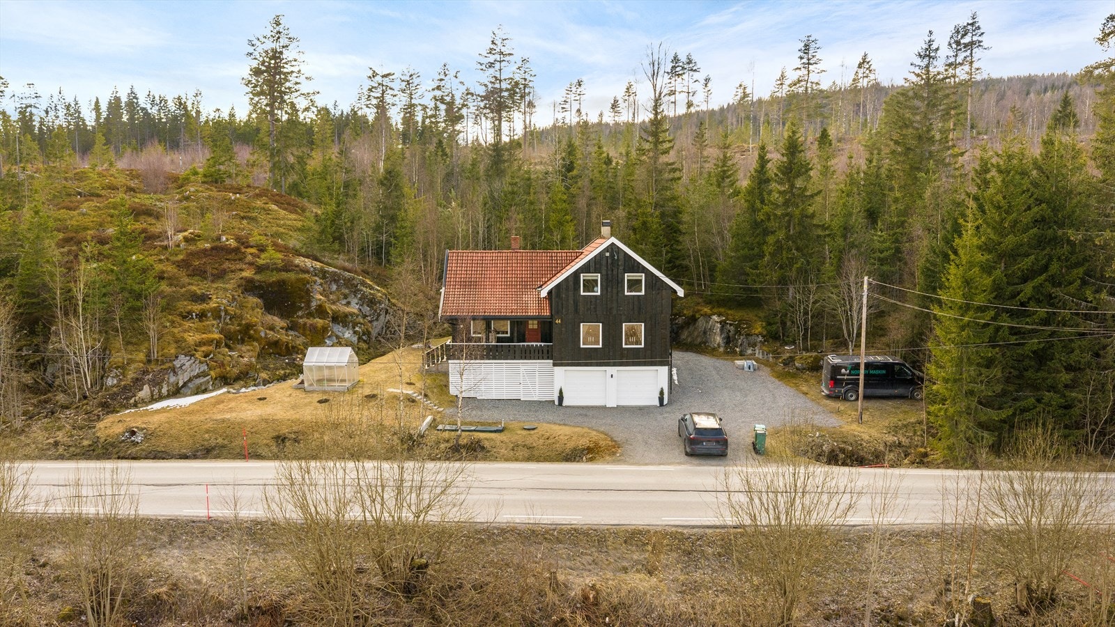 Eiendommen er på ca. 806 kvm og ligger fint til med skogen som nærmeste nabo. Galleribilde