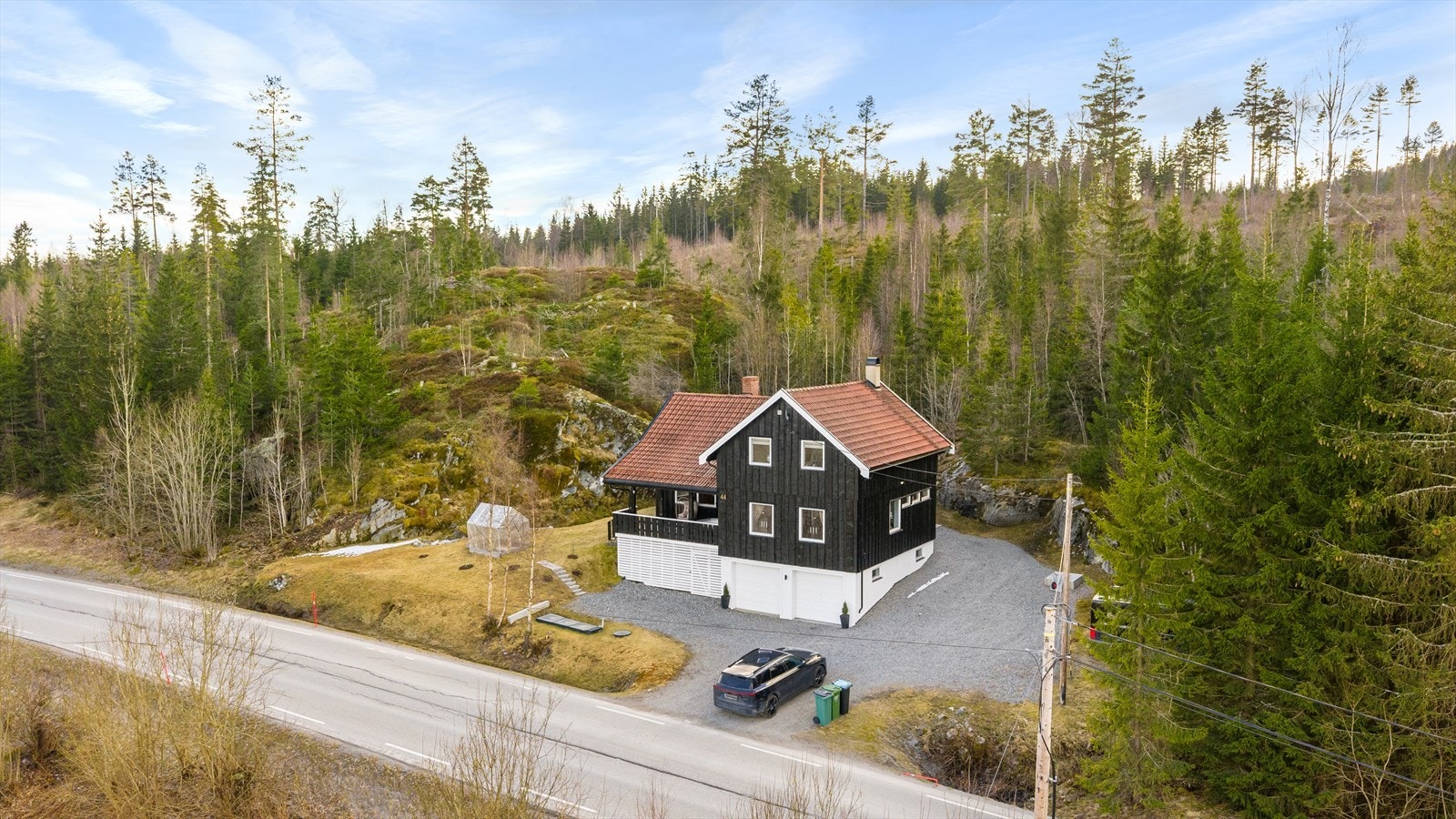 Velkommen til Åsvegen 44! En innholdsrik frittliggende enebolig ved Holter i Nannestad kommune. (Foto: Trond Walsø). Galleribilde