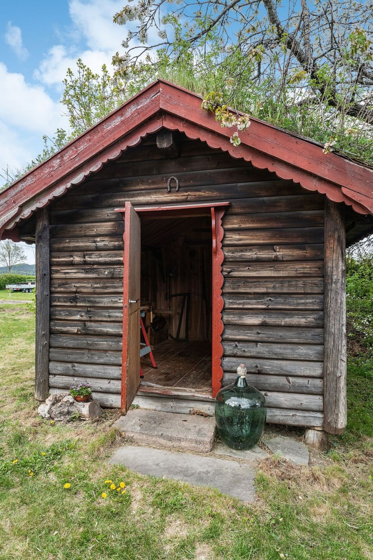 I hagen står det også en frittstående bod. Galleribilde