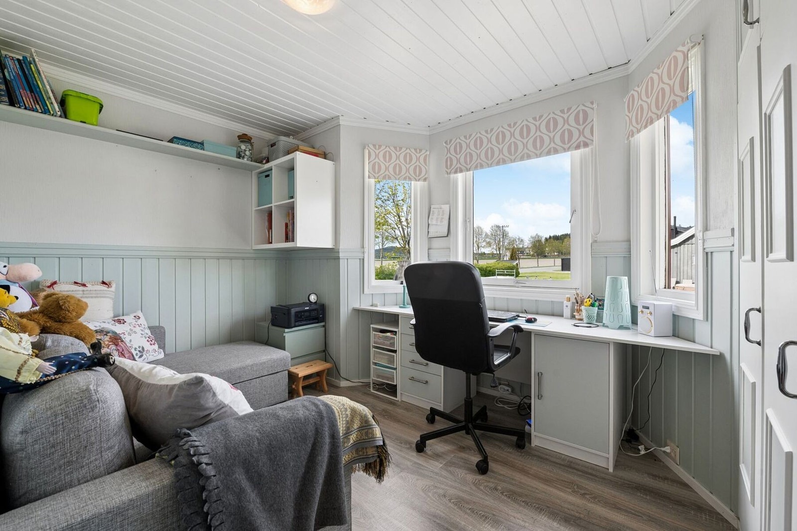 Lyst og romslig soverom nr. 2 med garderobeskap. Galleribilde
