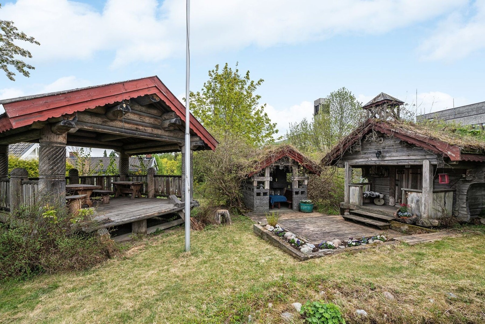 Bonderomantisk tun med paviljong, utestue med peis og nydelig stabbur. Galleribilde