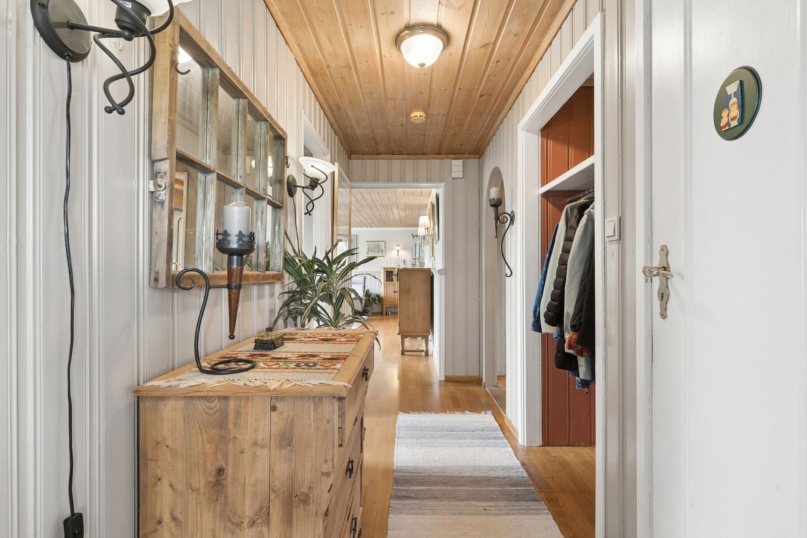 Soveromsgang med garderobenisje og inngang til bad/WC og 3 soverom. Galleribilde