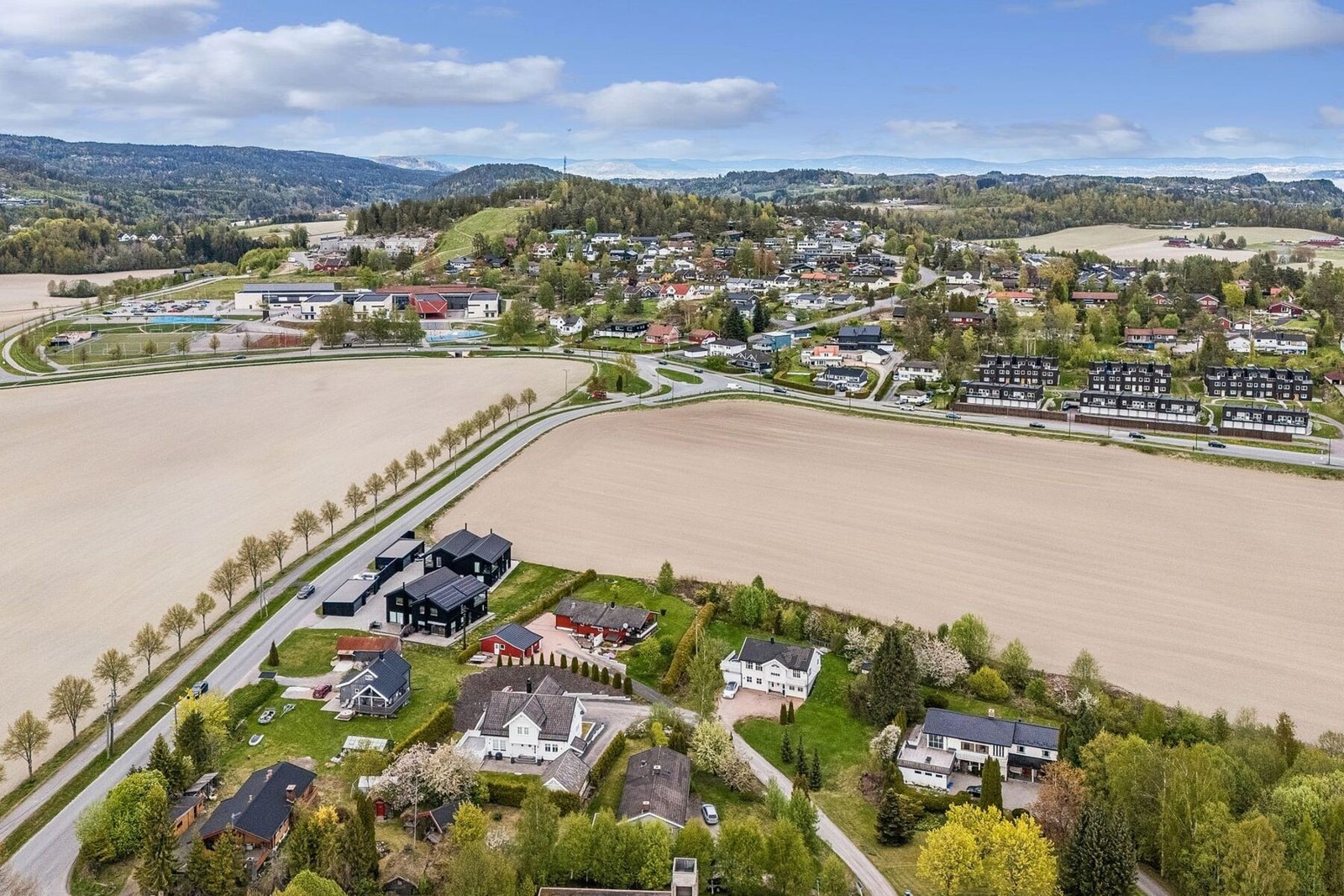 Et hyggelig område med nærhet til flerbrukshall, Røykenhallen (ROS IL og Slemmestad turn, snøpark og golfbane. Galleribilde