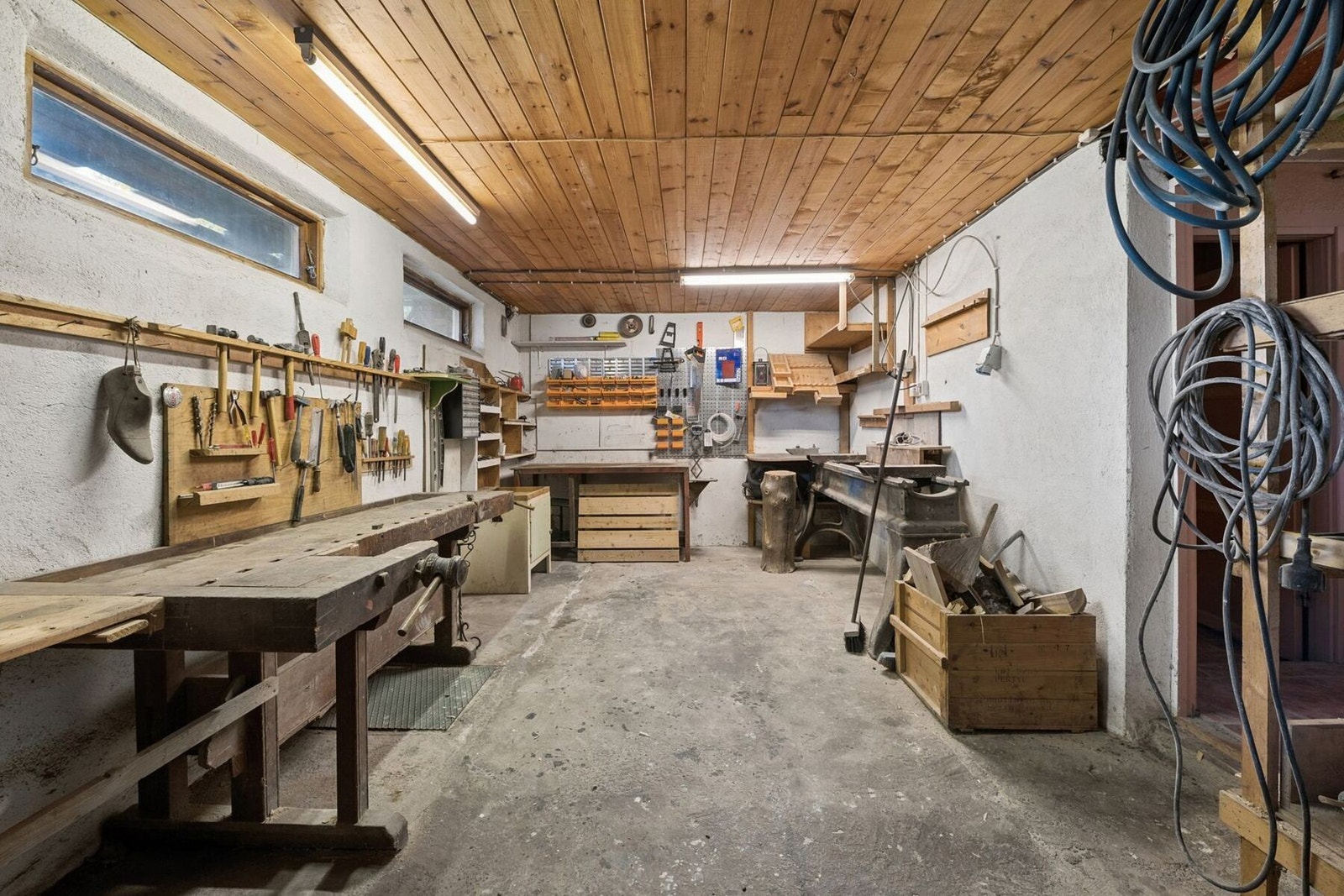 Kjelleren har tilsammen 4 bodrom, hvorav dette er det største. Her er også vaskerom og WC. Galleribilde
