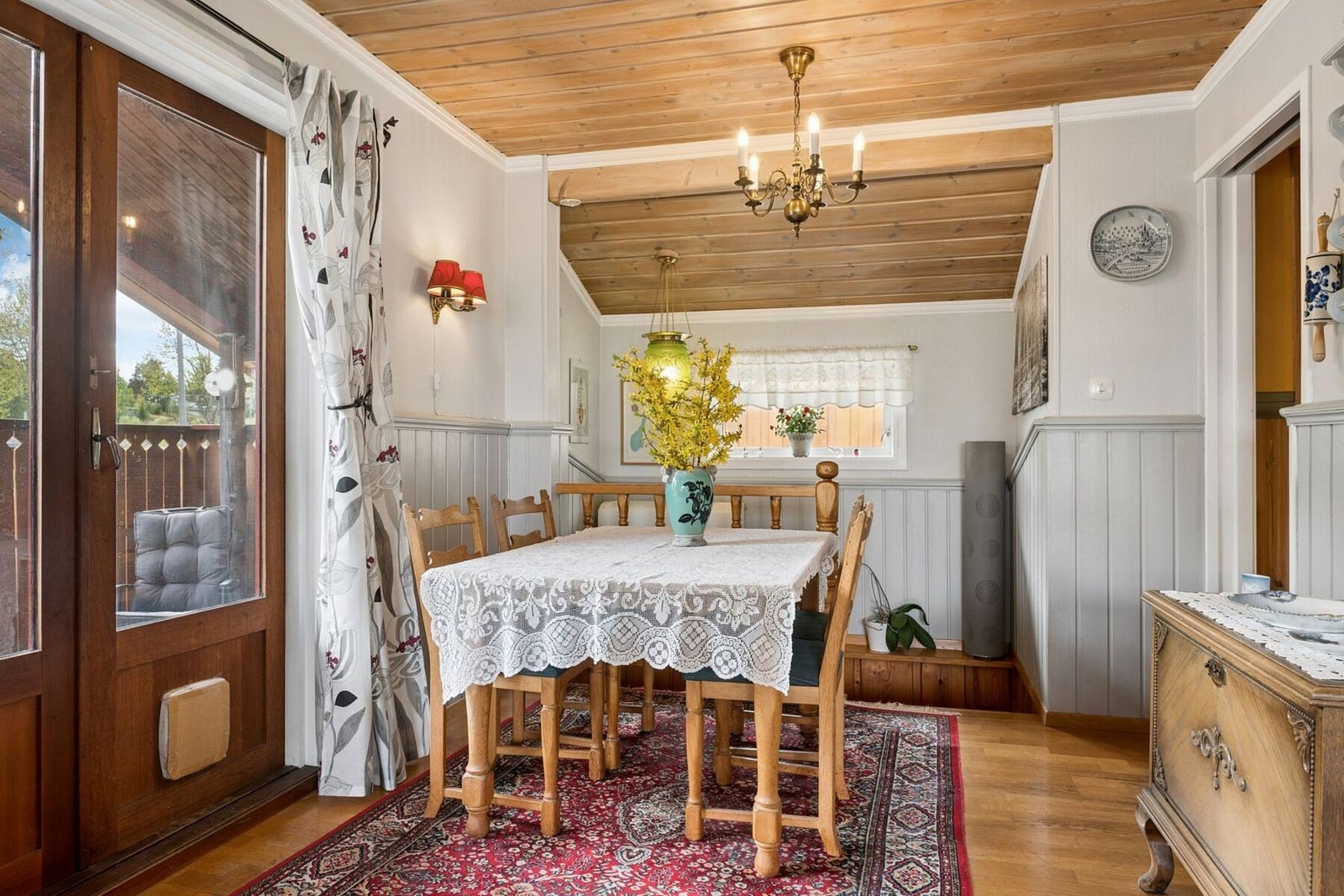 Fra spisestuen er det trapp ned til kjelleretasje samt dør ut til terrasse og hage. Galleribilde