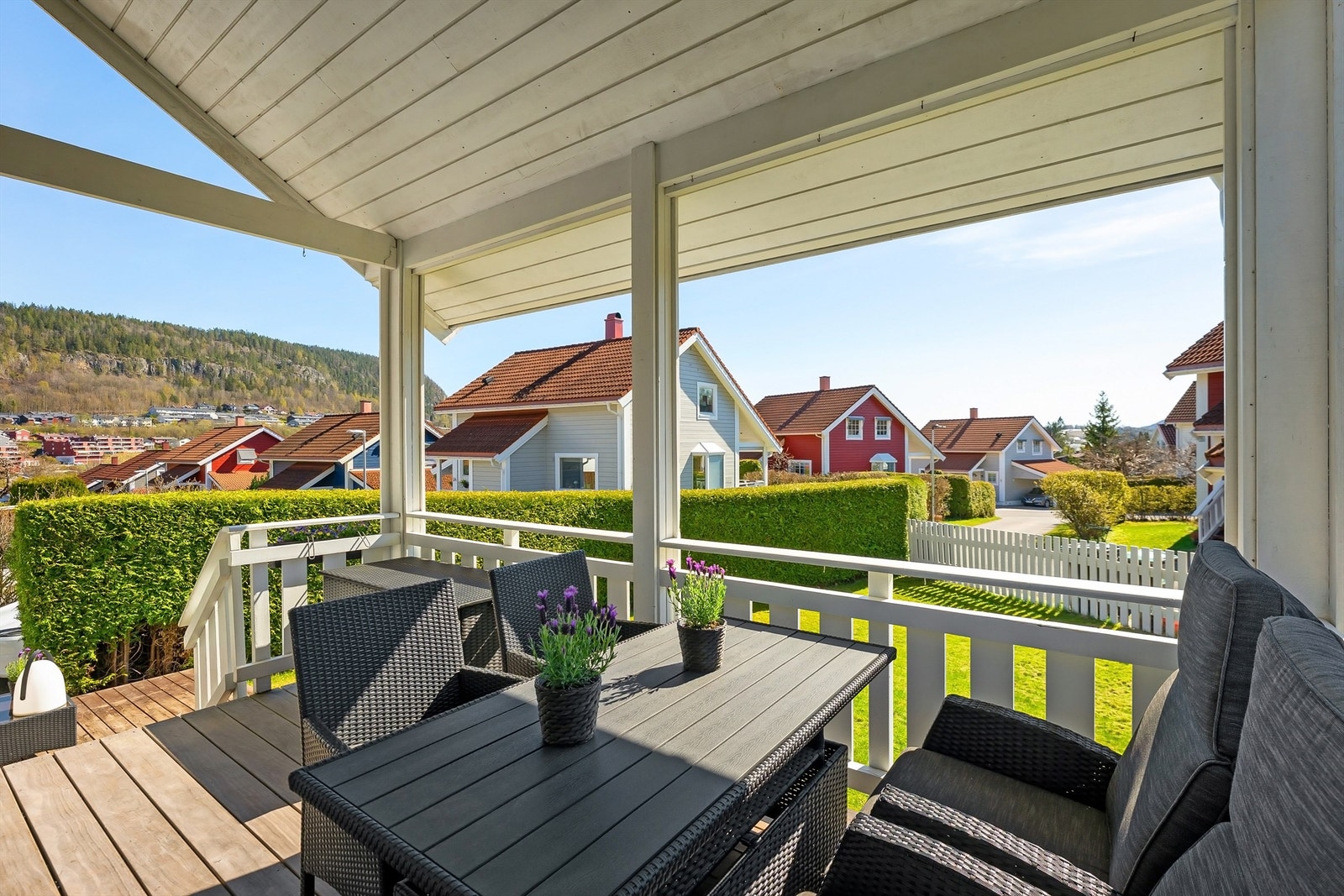 Fra stuen er det utgang til en nydelig veranda. Foto: Zovenfra Galleribilde