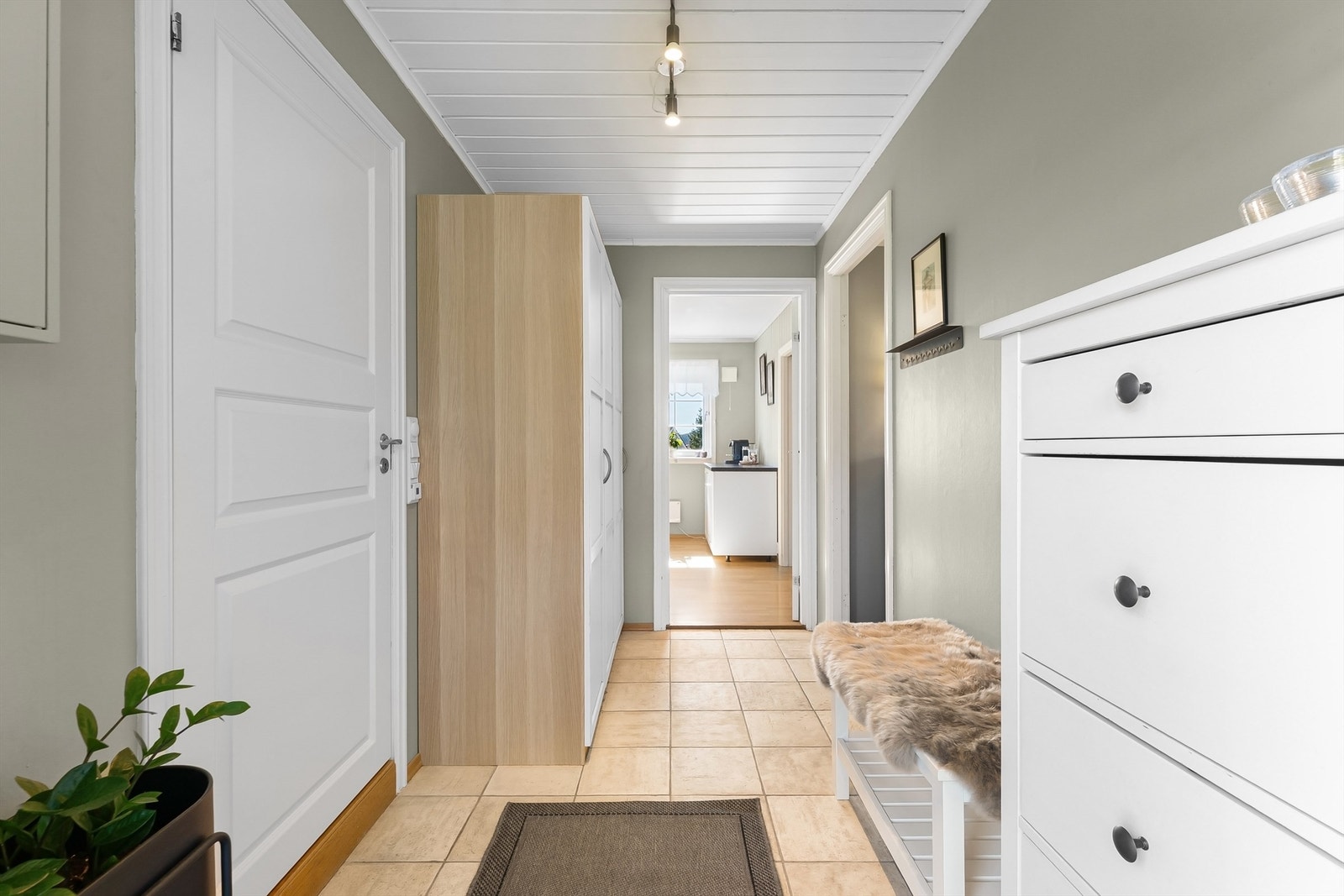 Kjøkkenet har også adkomst fra entréen. Galleribilde