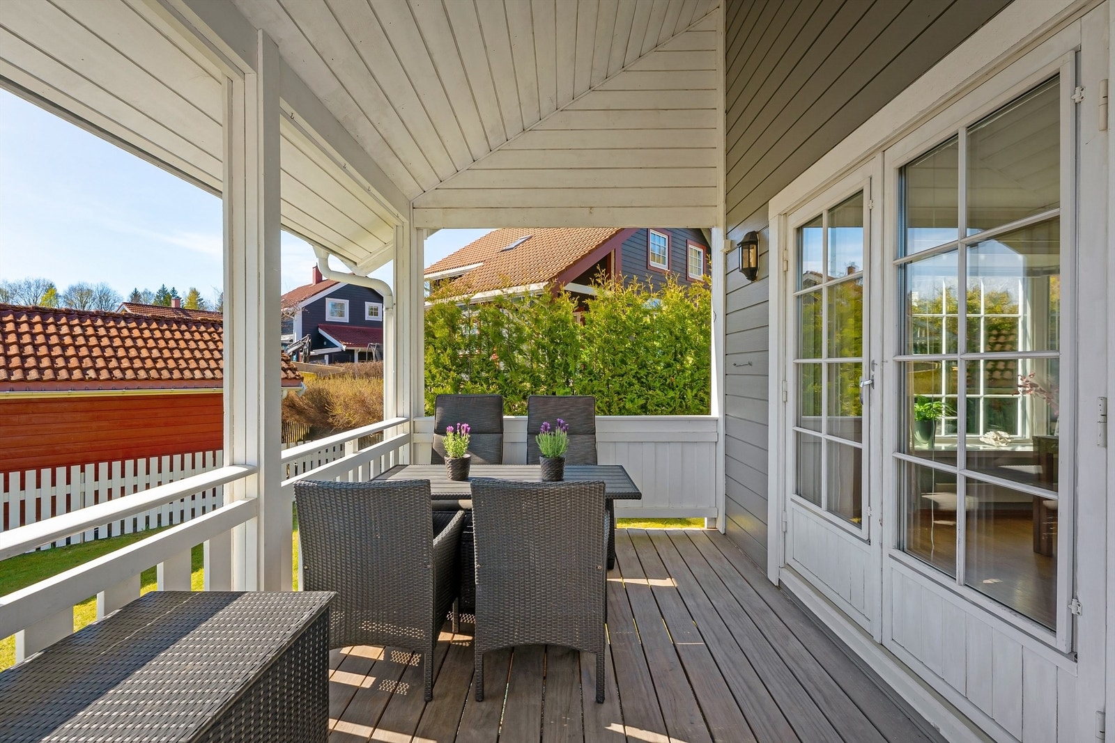 Verandaen er overbygget og ca. 10 kvm Galleribilde