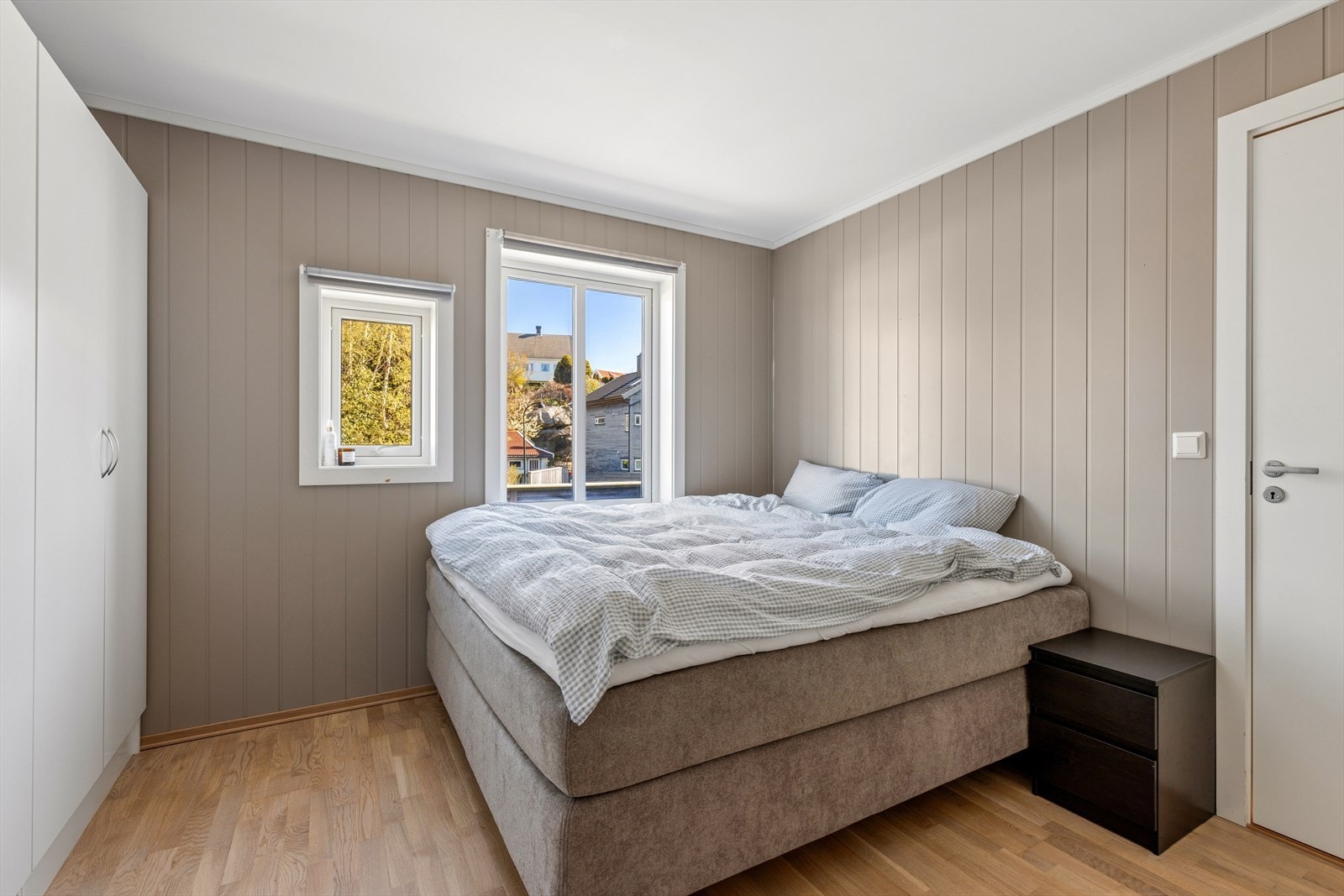 Stort hovedsoverom med god plass til stor seng og garderobe Galleribilde