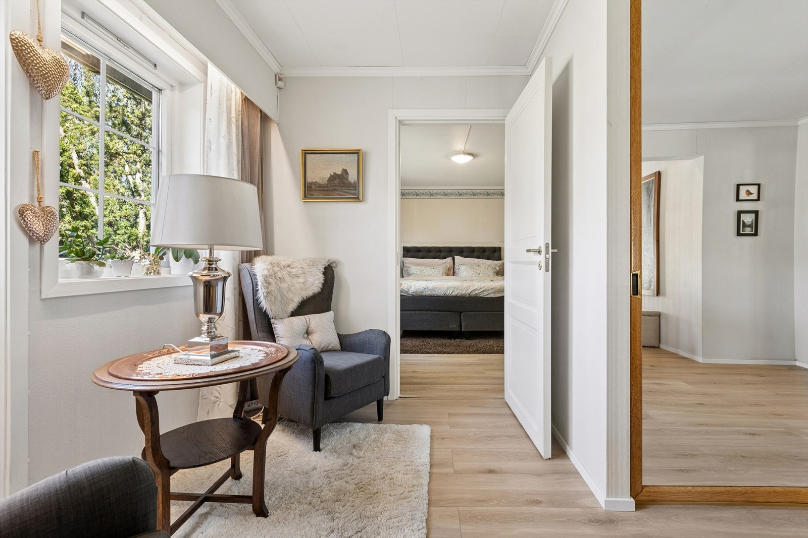 Gangen i første etasje. Her er god oppbevaringsplass i skyvedørsgarderobe. Galleribilde
