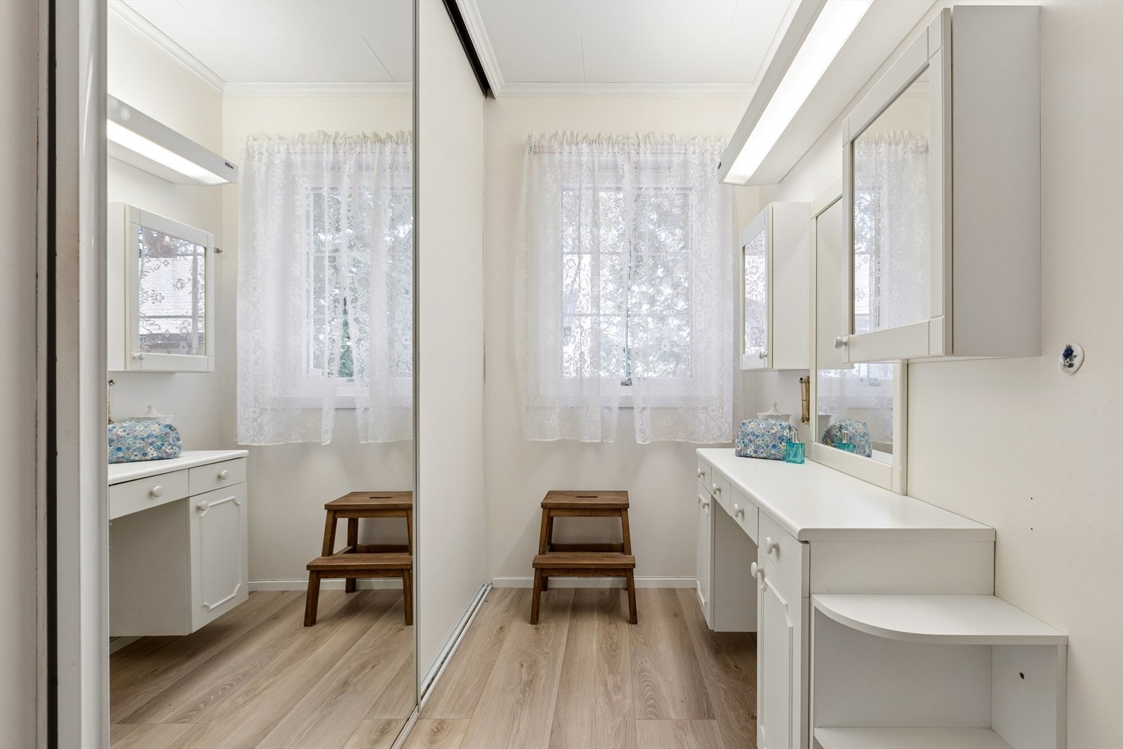 Praktisk omkledningsrom i tilknytning til badet, med gode oppbevaringsmuligheter. Galleribilde