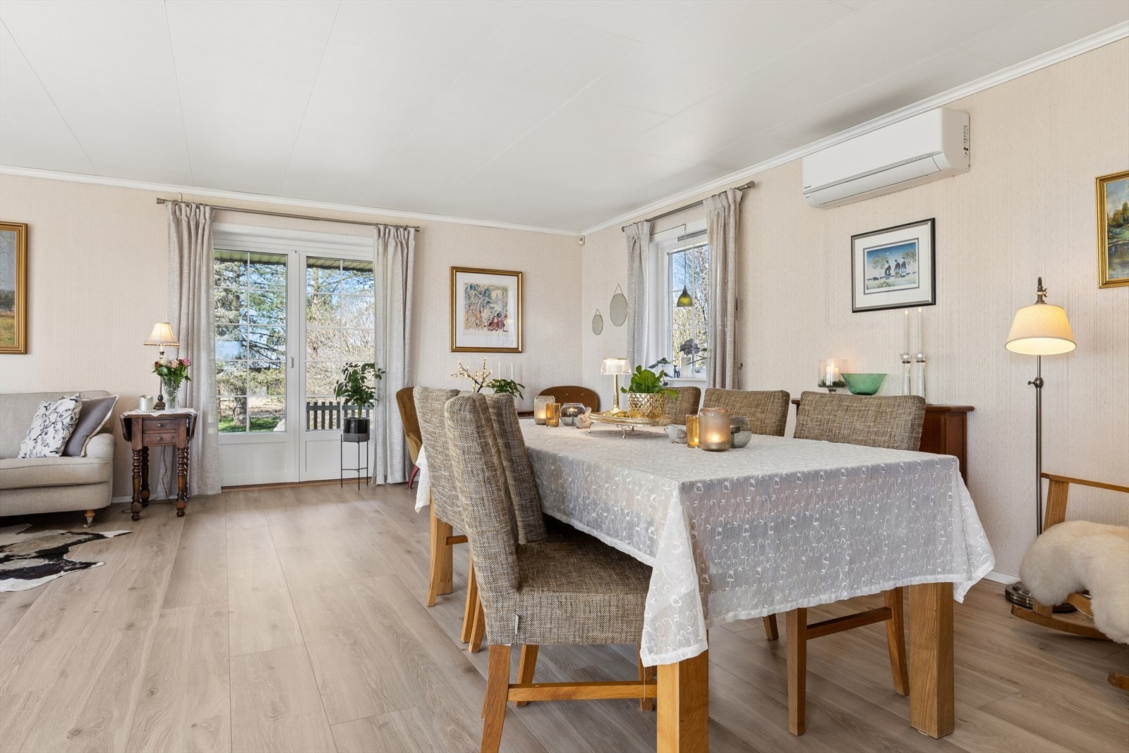 Spisestuen har plass til langbord. En luft-til-luft varmepumpe fra 2019 bidrar til effektiv oppvarming. Galleribilde