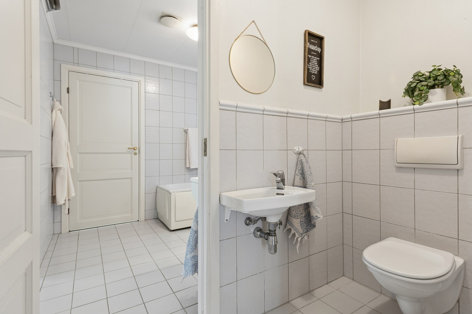 Badet i første etasje er flislagt og har vannbåren gulvvarme. Rommet er utstyrt med både badekar og dusjkabinett. Galleribilde