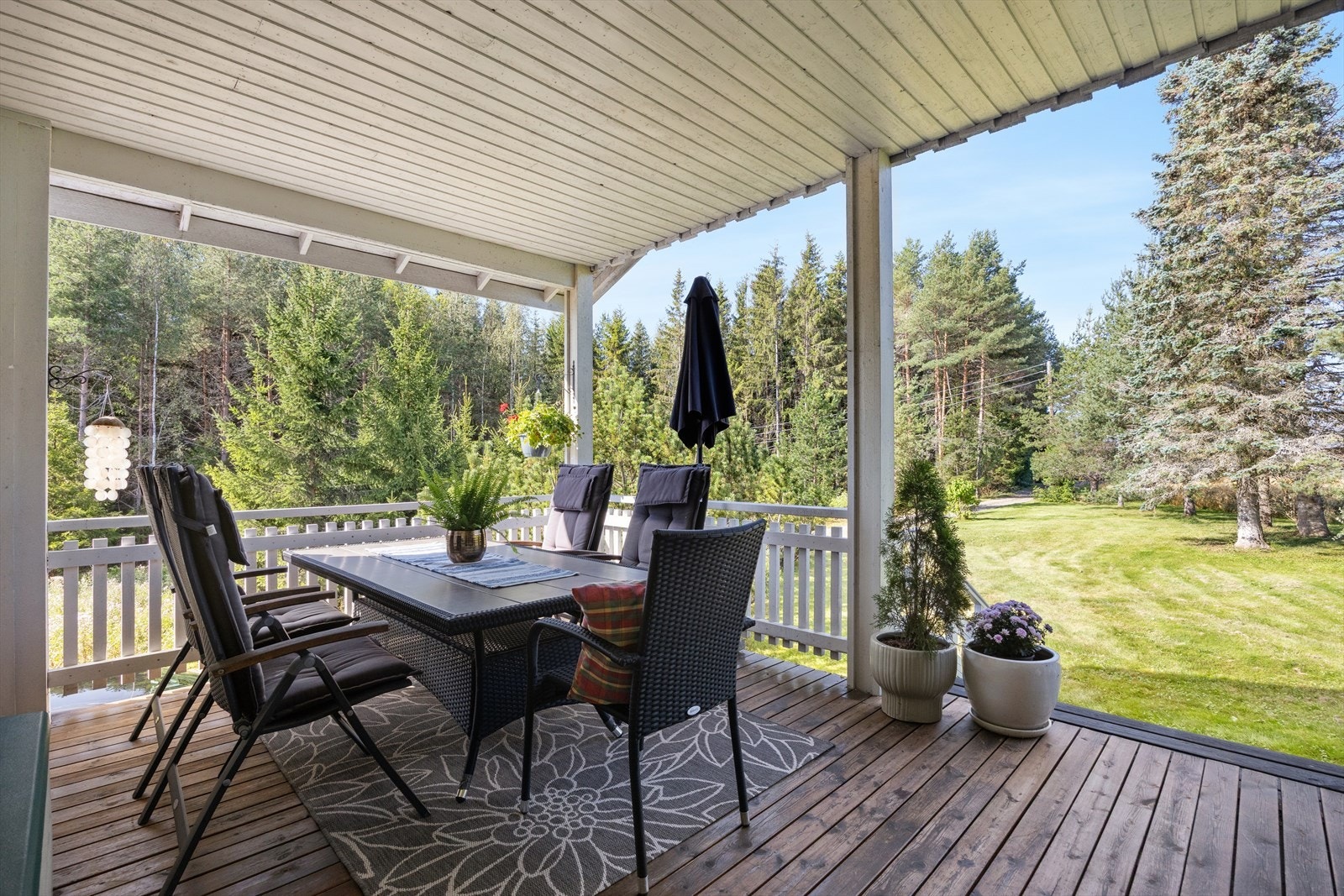 Den overbygde terrassen på ca. 24 m² er en lun og skjermet uteplass, med direkte utgang fra stuen. Galleribilde