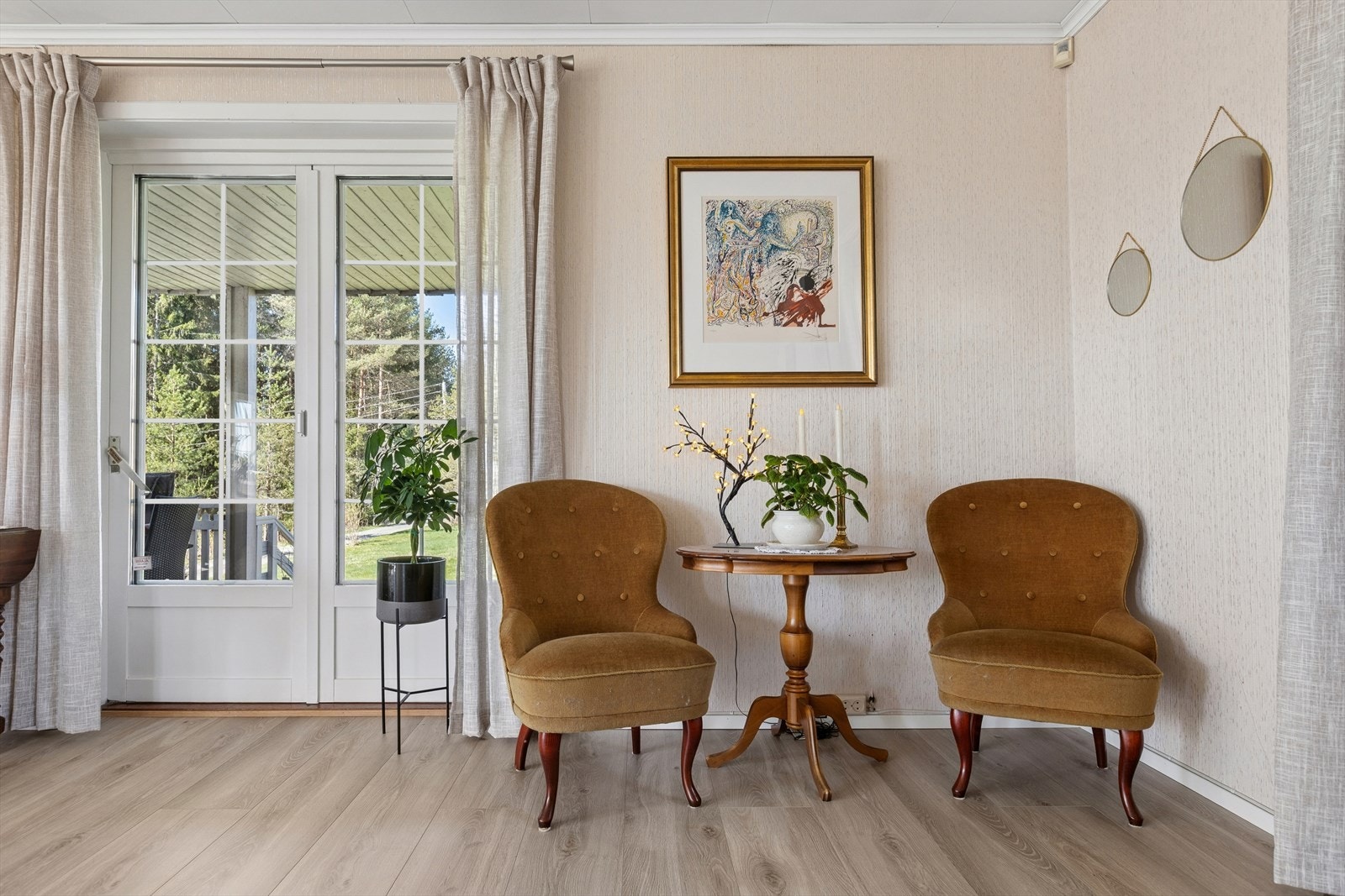 Tofløyet terrassedør som slipper inn godt med lys og gir enkel tilgang til uteområdet. Galleribilde