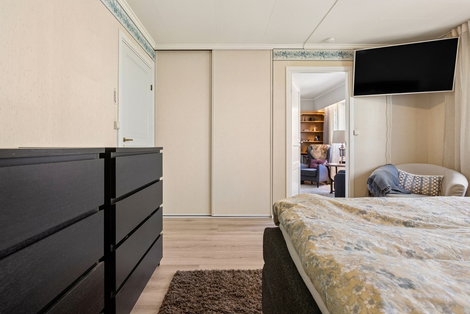 Fra soverommet er det tilknytning til et praktisk omkledningsrom og til baderommet. Galleribilde
