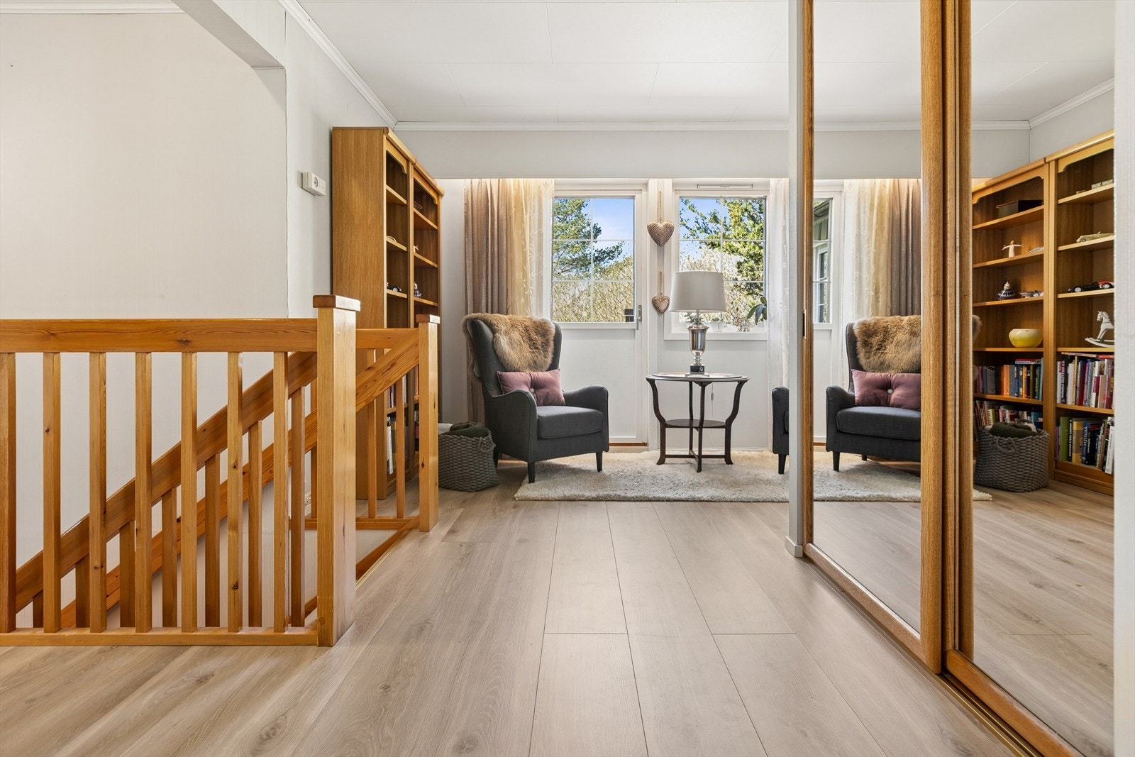 Tretrappen med tette opptrinn forbinder de to etasjene. Galleribilde