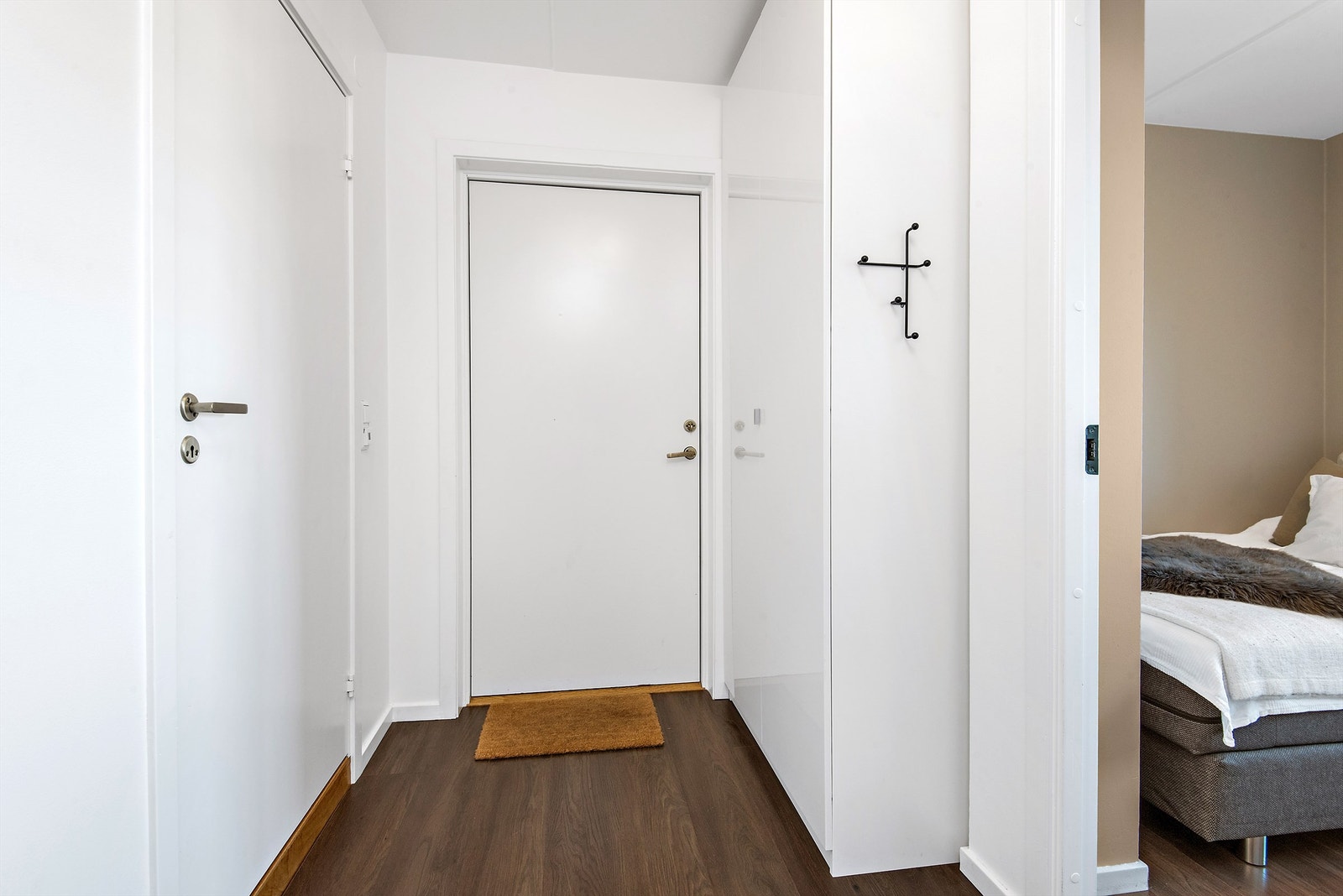 Innbydende entré med adkomst via felles trappeoppgang med porttelefon. Galleribilde