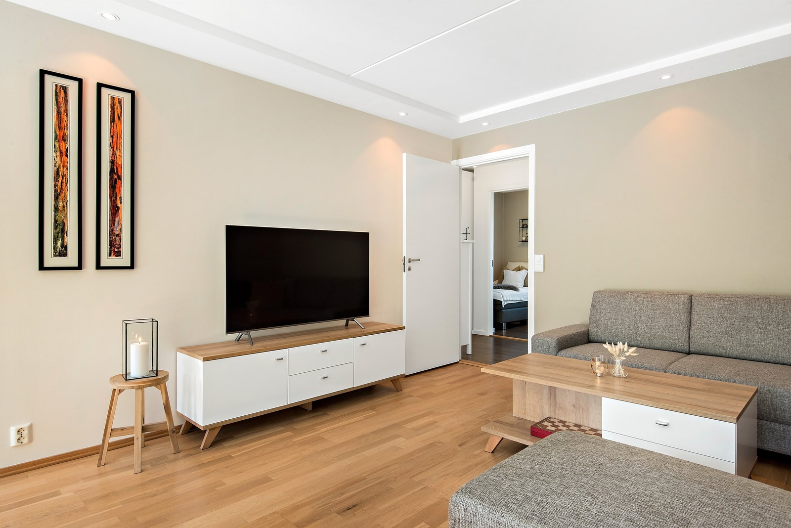 I stuen ble det i 2018 montert spot-kasse med downlights for en behagelig og justerbar belysning. Galleribilde