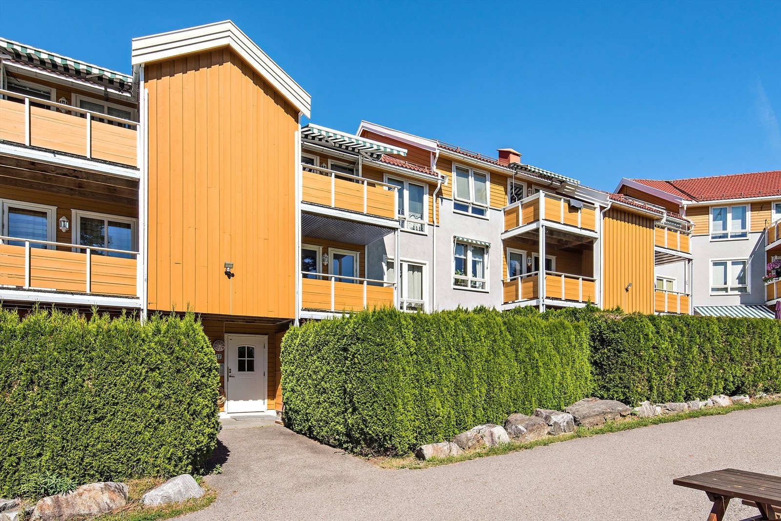 Eiendommen har en attraktiv beliggenhet med umiddelbar nærhet til turveier, og kun 12 minutter med tog til Oslo S fra Hauketo stasjon. Galleribilde
