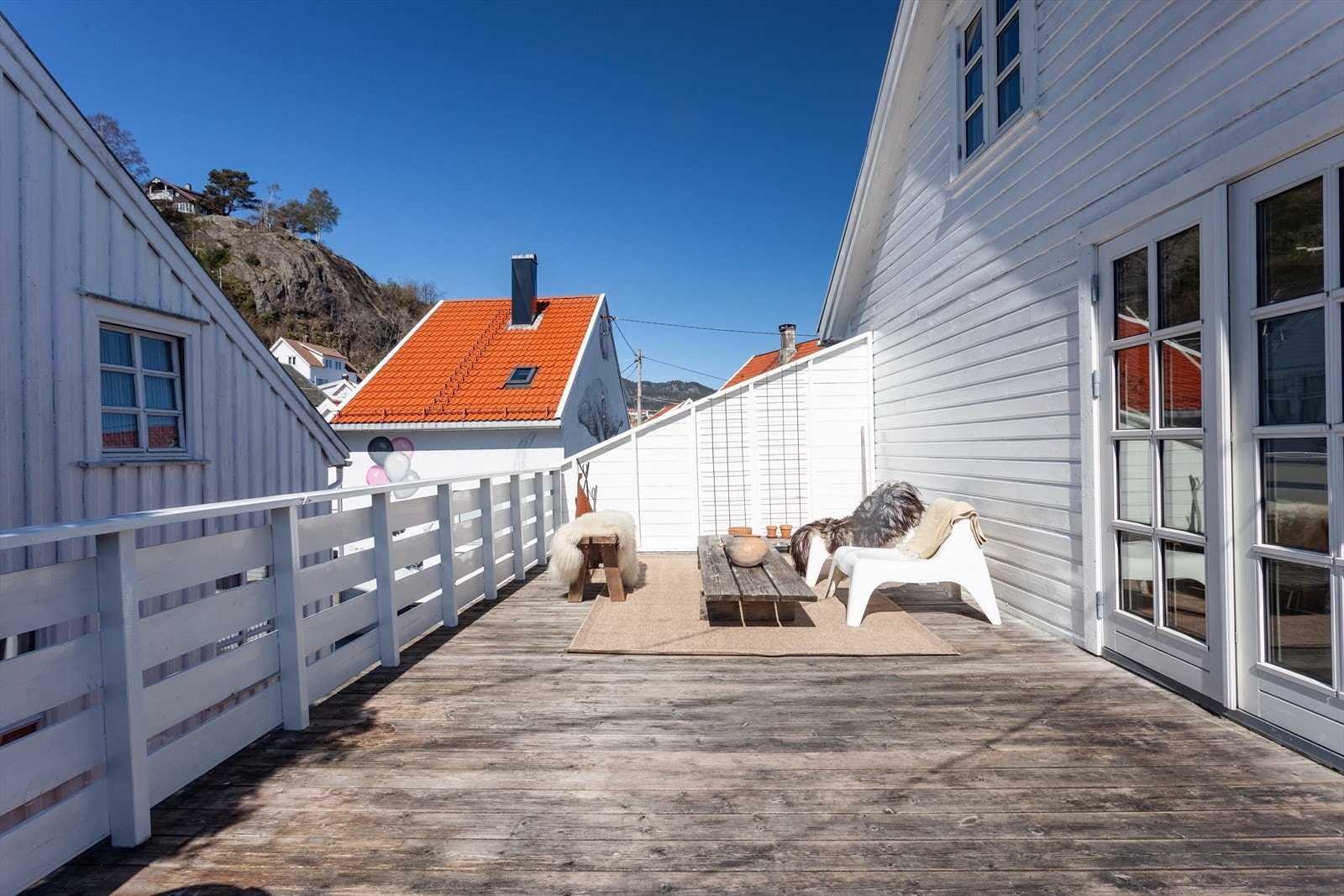 Terrassen på 27 kvadratmeter gir rikelig med plass for utemøbler og sosiale sammenkomster. Galleribilde