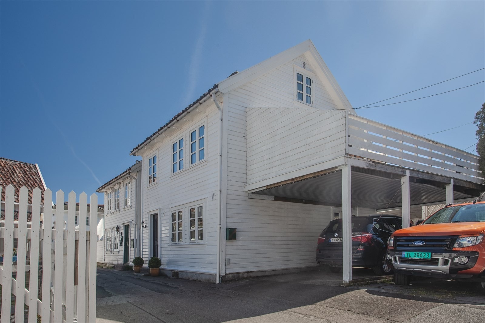Boligen ble påbygget med terrasse og carport i 2014. Galleribilde