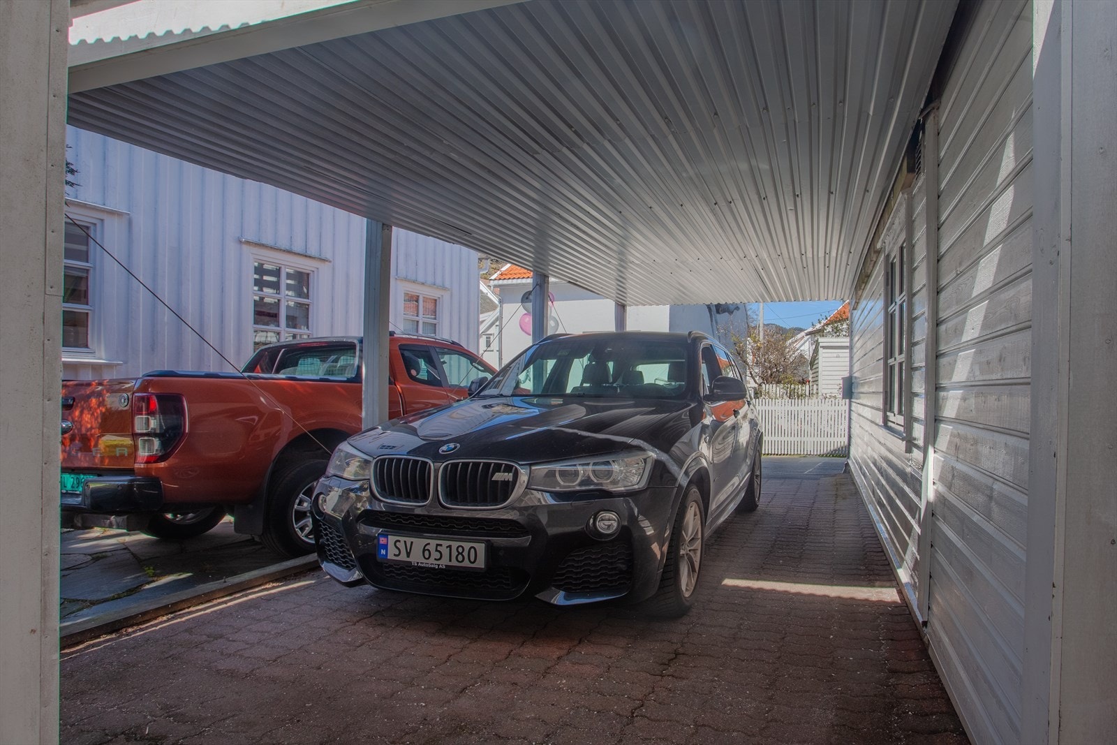 Carporten gir skjermet parkering på egen tomt, en sjelden fordel i sentrumsnære strøk. Galleribilde