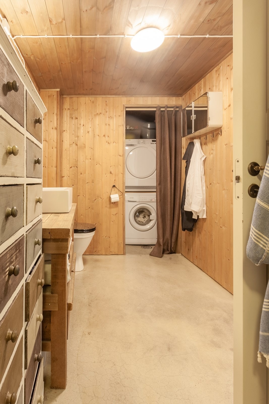 Det er praktisk opplegg for vaskemaskin på badet. Galleribilde