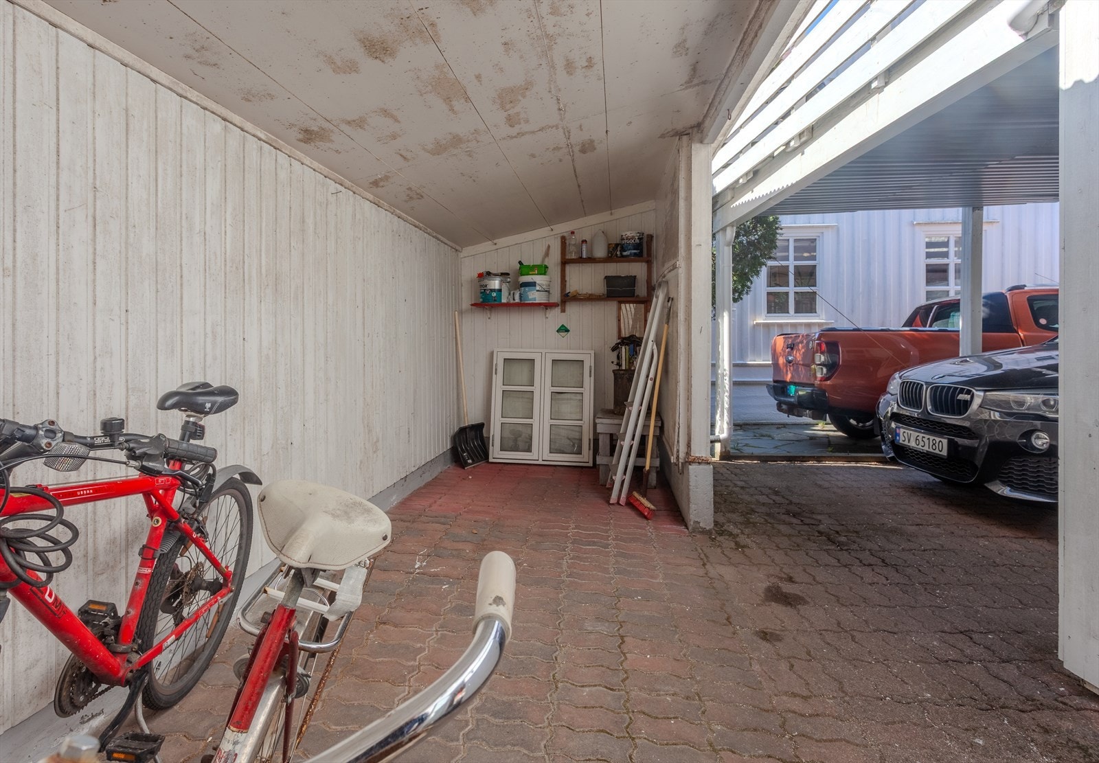 Under terrassen er det en praktisk carport med tilhørende lagringsplass. Galleribilde