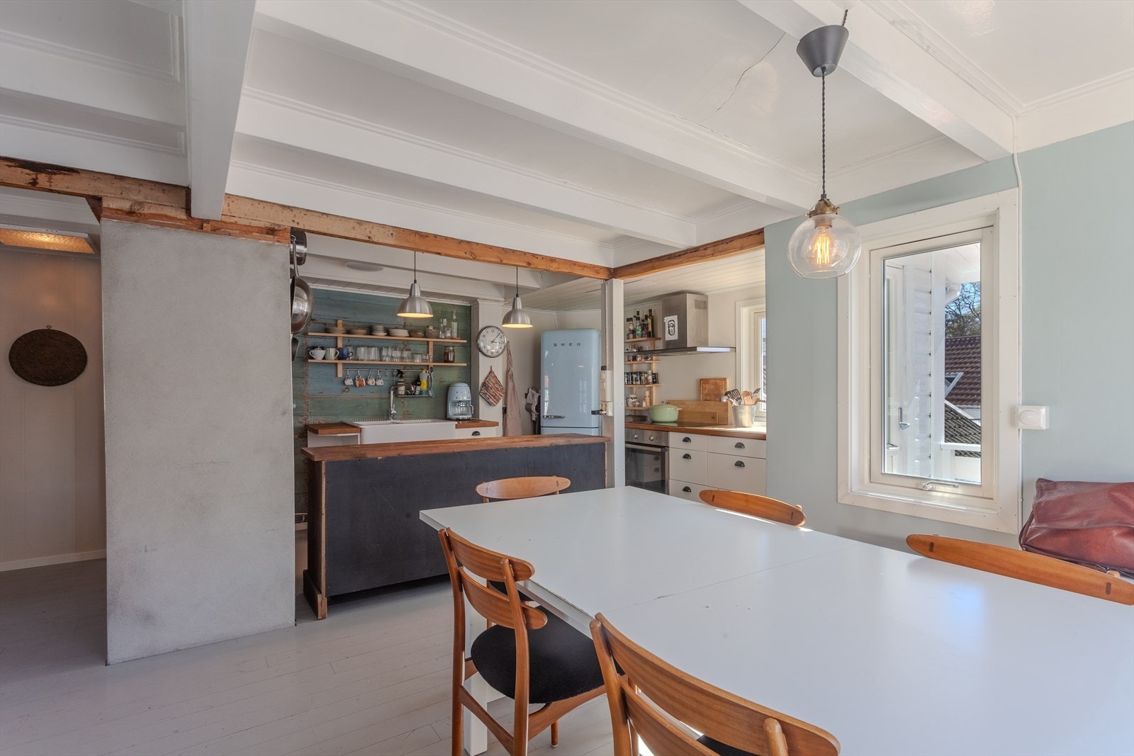 Den åpne løsningen skaper en sosial og innbydende sone for matlaging og måltider. Galleribilde