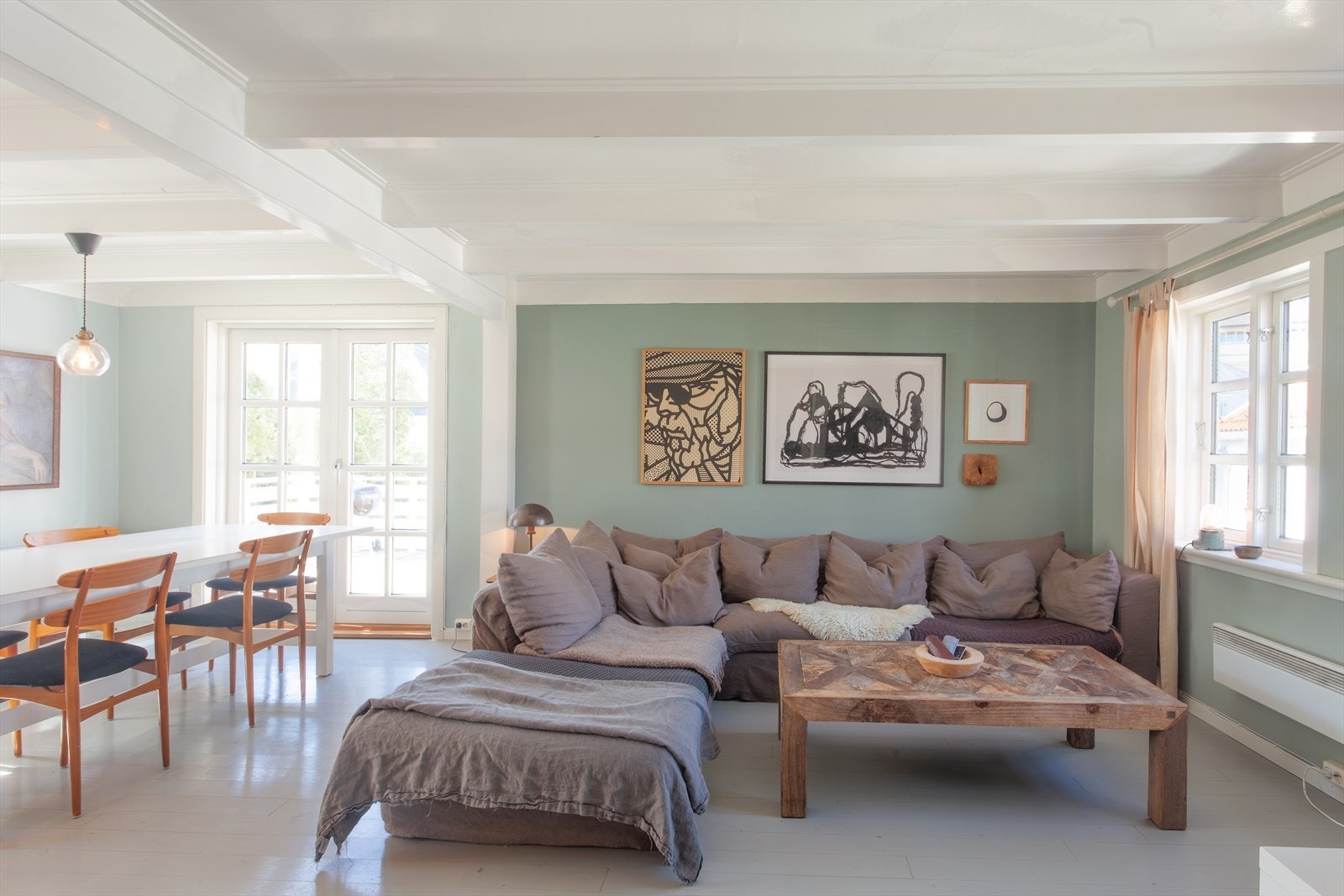 Rommet har god plass til både en romslig sofagruppe og spisebord. Galleribilde