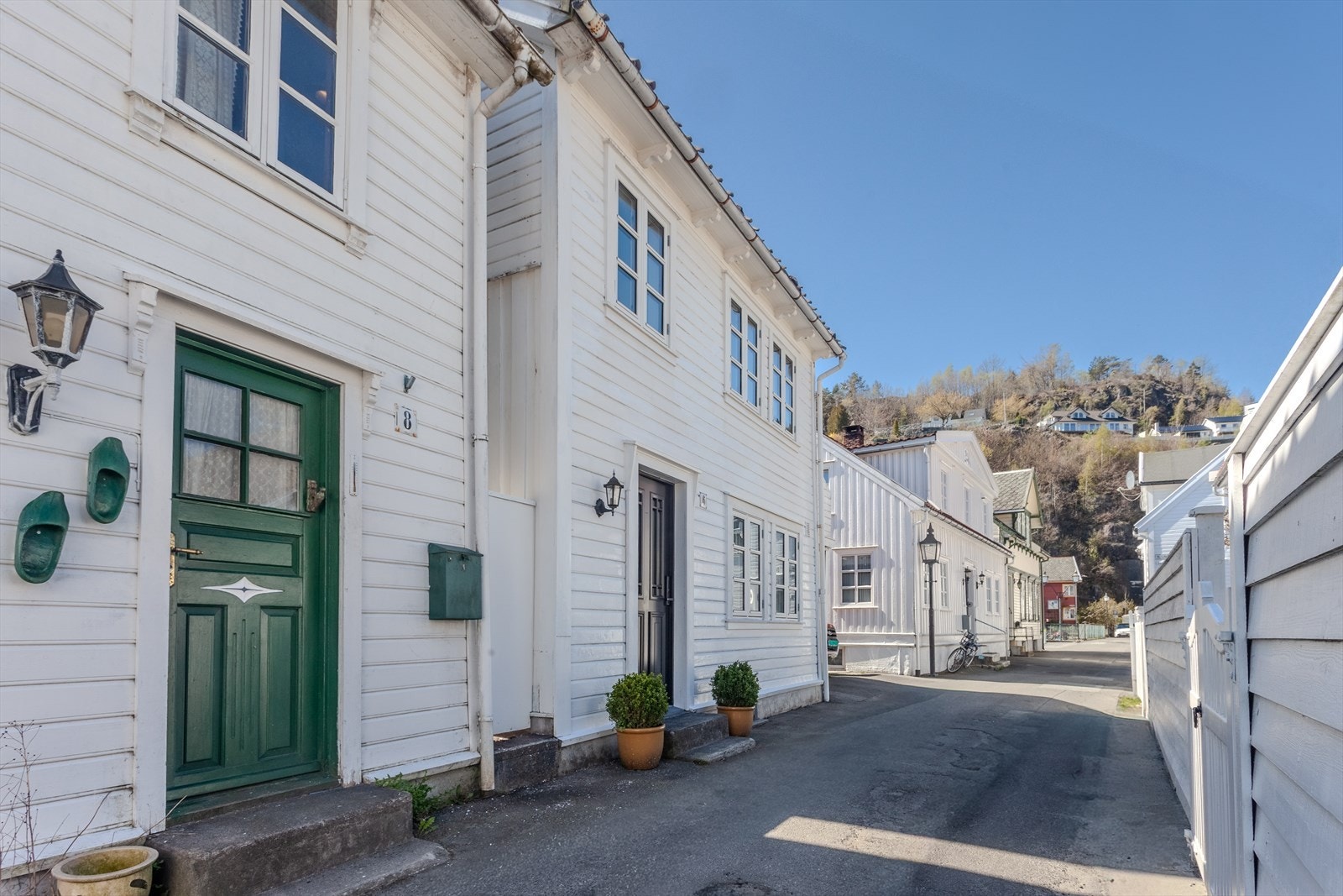 Beliggenheten i en sjarmerende gate gir kort vei til Flekkefjords koselige handlegate, kafeer og restauranter. Galleribilde
