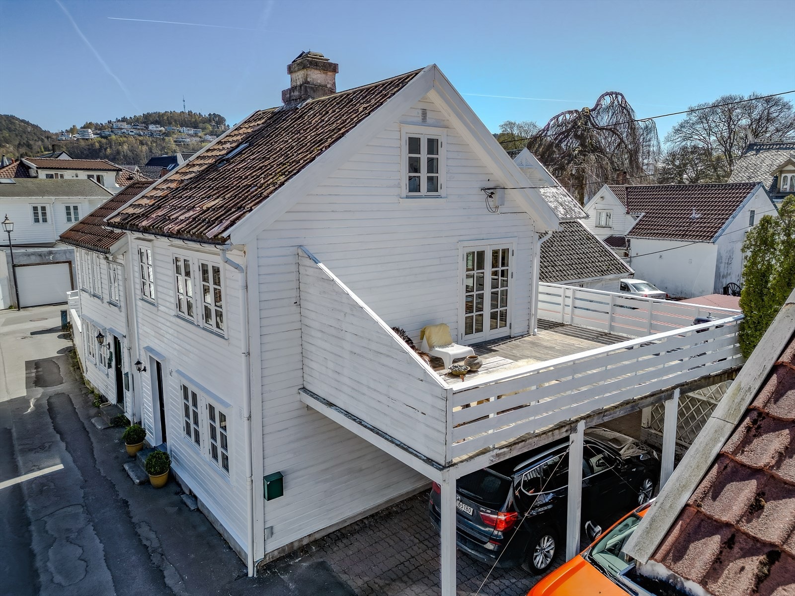 En karakteristisk enebolig fra ca 1825, påbygget med en stor terrasse og carport. Boligen er vesentlig oppgradert med blant annet nytt røropplegg, elektrisk anlegg og vinduer. Galleribilde