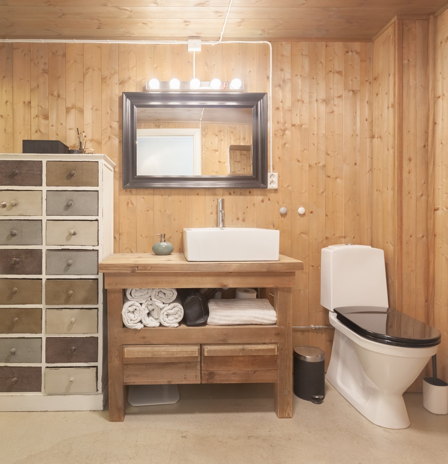 Badet i første etasje ble oppgradert rundt 2012, med panel på vegger og epoxy på gulv. Galleribilde