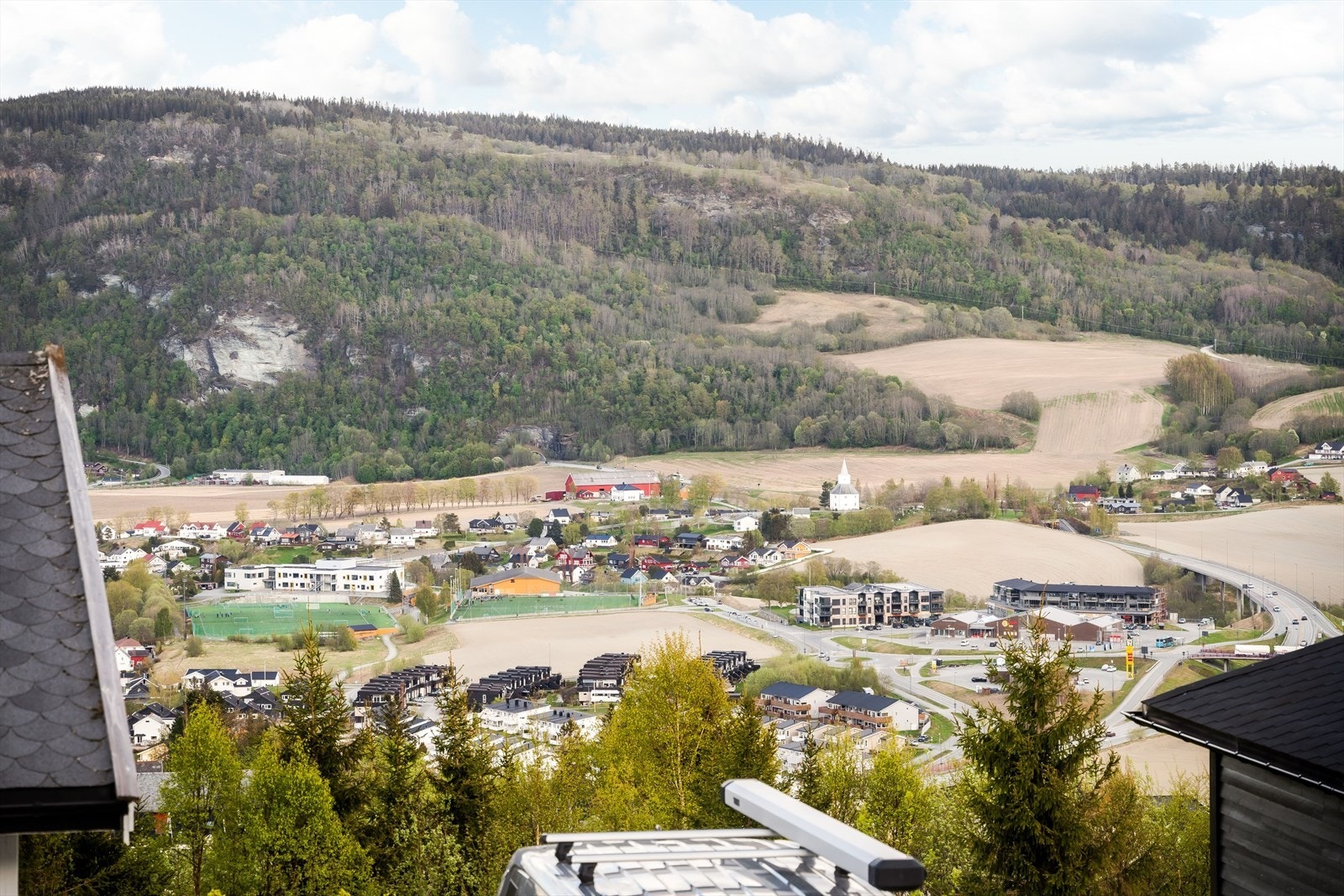 Fra terrassen åpner det seg flott utsyn mot Buvik sentrum. Buvik sentrum ligger ca. 2,8 km unna. Galleribilde