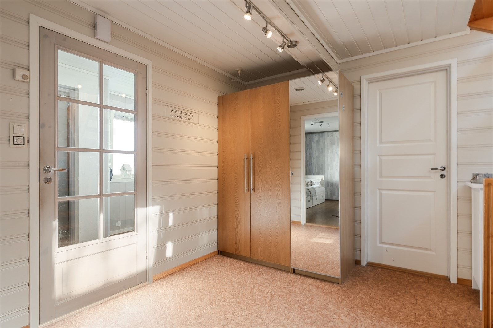 Sokkeletasjen har også svært gode lagringsmuligheter med to boder på henholdsvis ca. 16 m² og ca. 8 m². Dette er praktiske arealer for oppbevaring av sesongutstyr, verktøy, sportsutstyr, matvarer eller annet man ønsker å ha lett tilgjengelig. Galleribilde