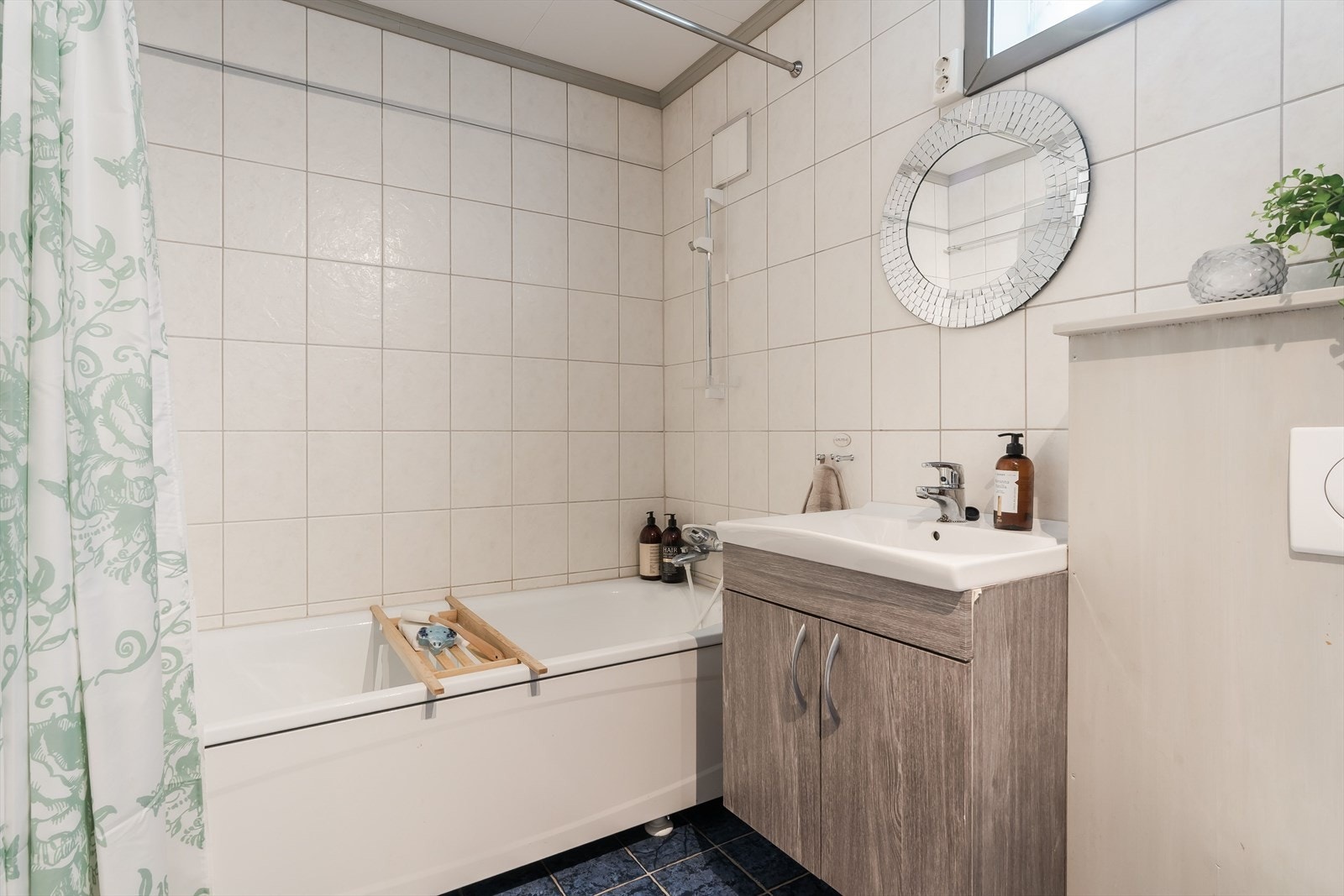 Vinduet gir naturlig lysinnslipp, og hyller og nisjer gir plass til håndklær, vaskemidler og annet utstyr. Galleribilde