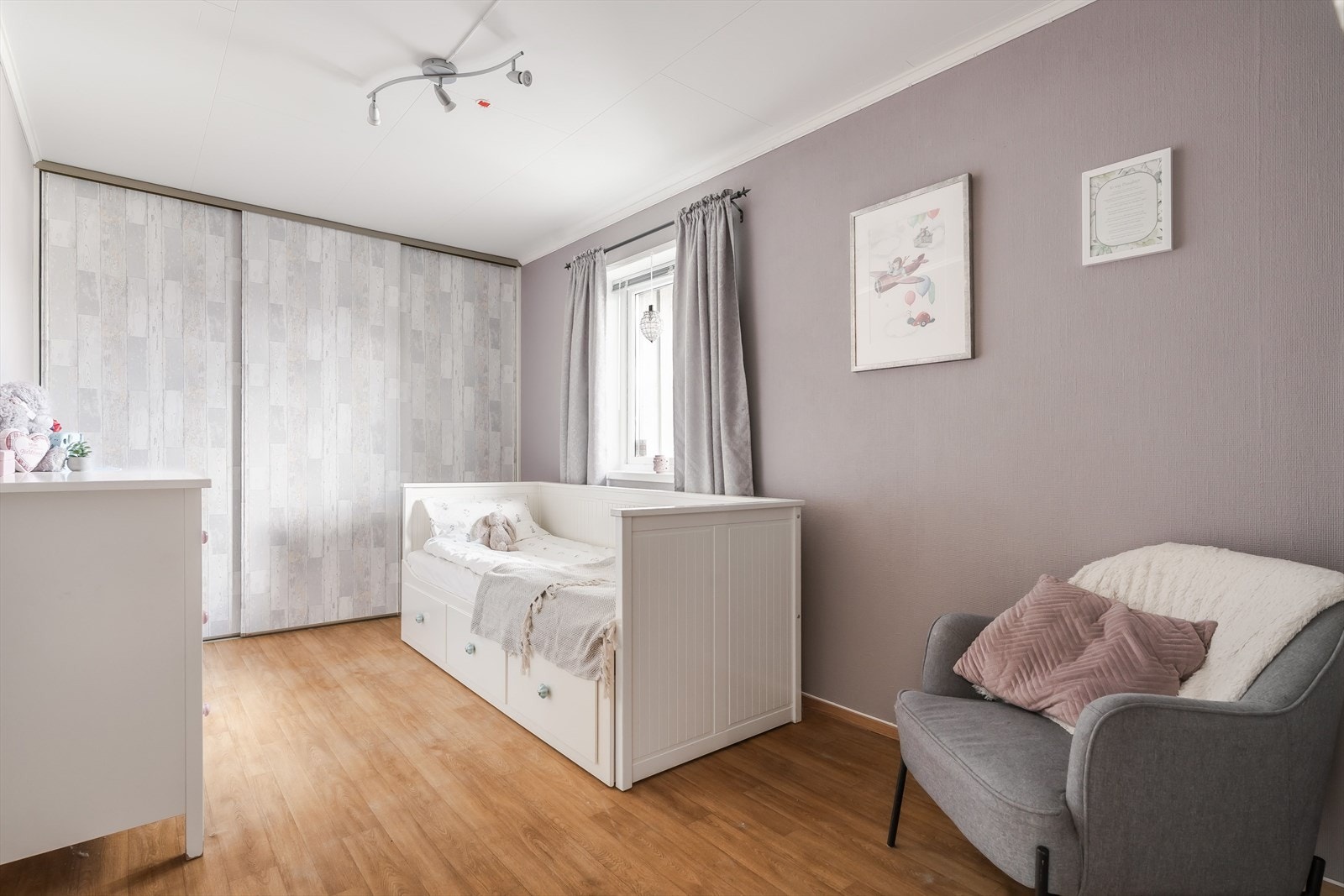 Sokkeletasjen har et romslig soverom på ca. 12,5 m². Rommet fremstår lyst og hyggelig, med vindu som gir godt lysinnslipp og en lun atmosfære. Galleribilde