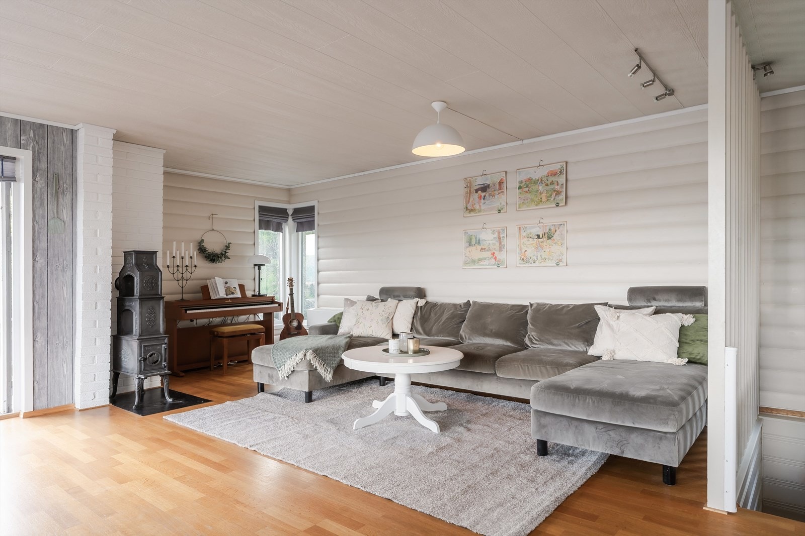 Stuen er boligens naturlige samlingspunkt og byr på en romslig og luftig oppholdsflate med god plass til flere møbleringssoner. Galleribilde