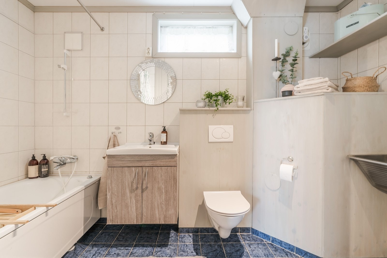 Badet ble oppgradert i 2006 og har en arealeffektiv løsning med flere praktiske bruksmuligheter samlet i ett rom. Galleribilde