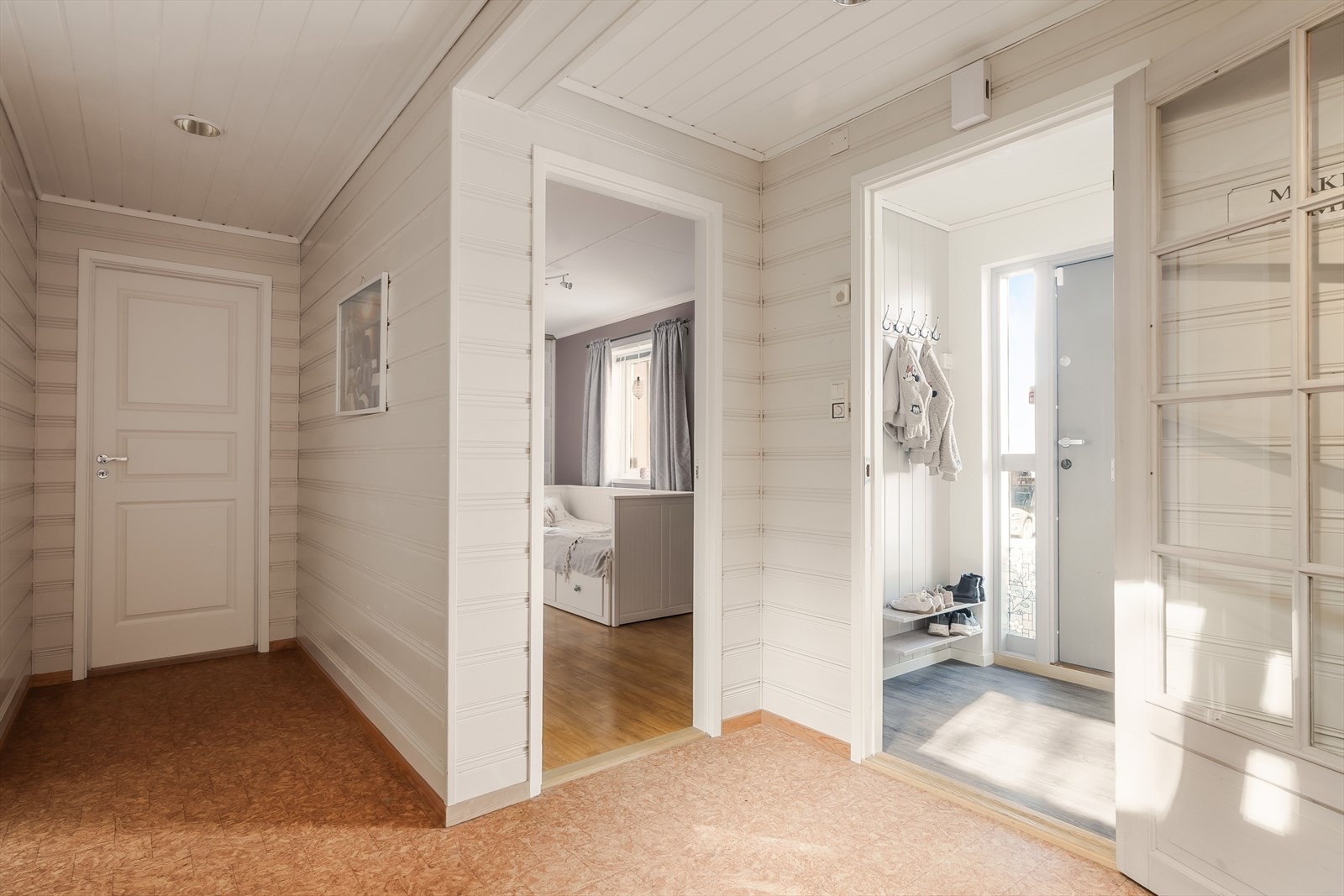 I sokkeletasjen ligger en gang som binder rommene sammen på en oversiktlig måte. Gangen har plass til garderobeskap og oppbevaringsmøbler, og gir adkomst til blant annet bad, kjellerstue/hobbyrom og øvrige rom i etasjen. Galleribilde