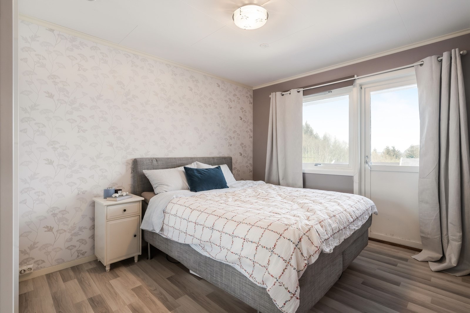 Hovedetasjen inneholder to soverom med ulik størrelse og bruksmulighet. Hovedsoverommet er lyst og behagelig, med plass til dobbeltseng og nattbord. Man har også utgang til egen balkong. Galleribilde