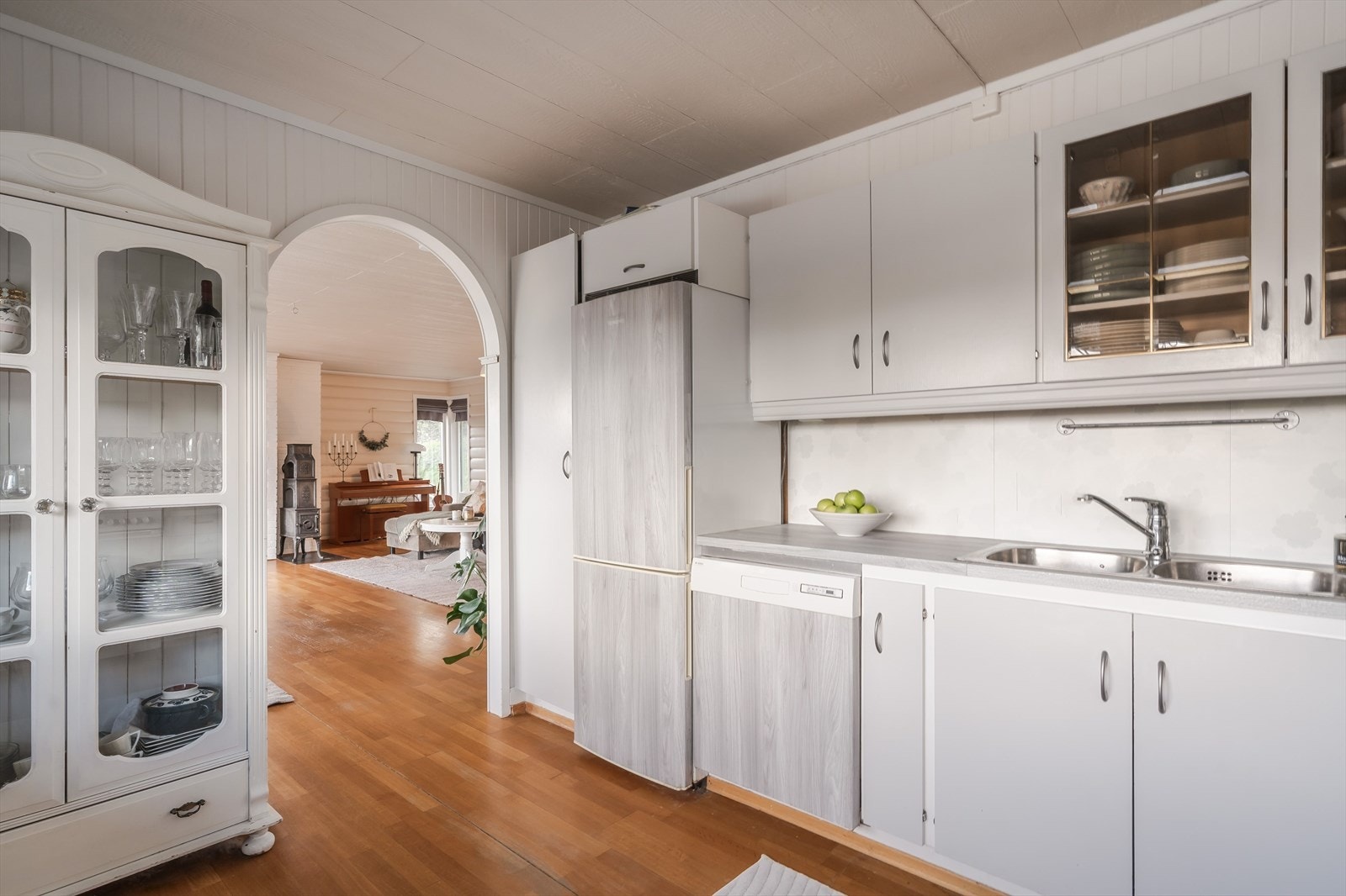 Her er det over- og underskap, enkelte vitrineskap, opplegg for oppvaskmaskin, dobbel oppvaskkum og komfyr med avtrekk over. Galleribilde