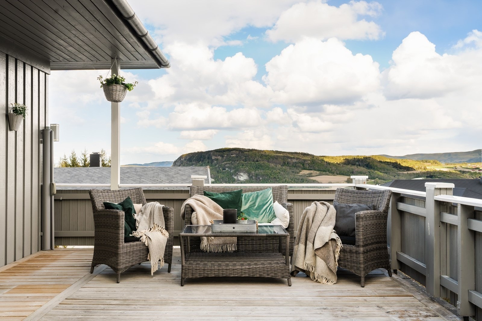 Dette gjør det enkelt å ta med kaffekoppen ut, dekke til sommermåltider på terrassen eller la gjestene bevege seg naturlig mellom stue, spisestue og uteplass. Galleribilde