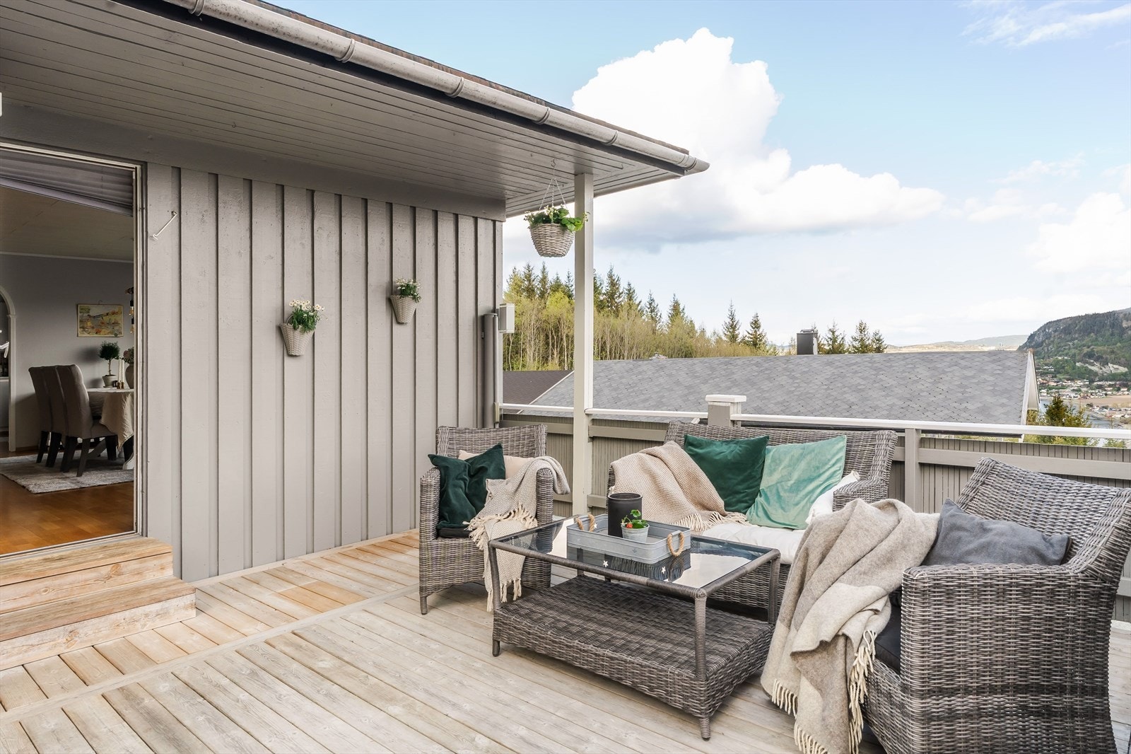Fra spisestuen er det direkte utgang til terrassen, slik at overgangen mellom inne- og uterom blir god. Terrassen er oppgradert med nye terrassebord i 2018. Galleribilde