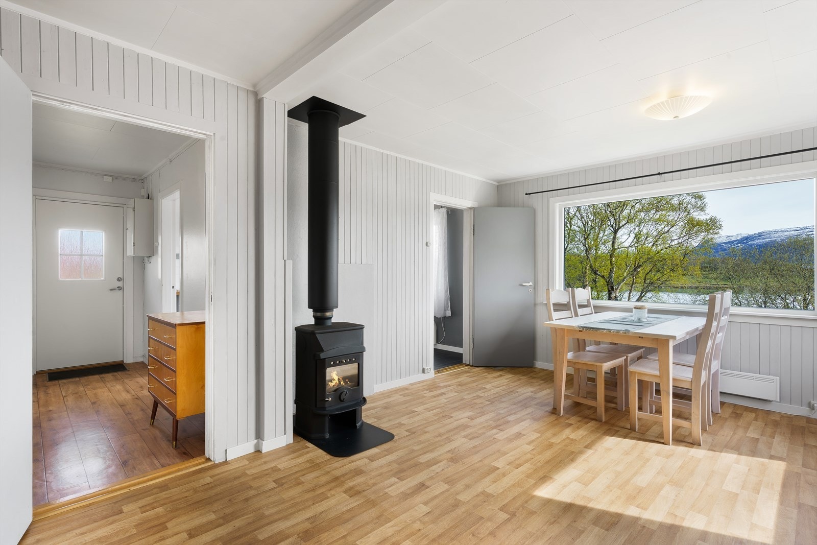 Enebolig over ett plan som inneholder entré/gang, bad/vaskerom, stue, kjøkken og to soverom. Galleribilde