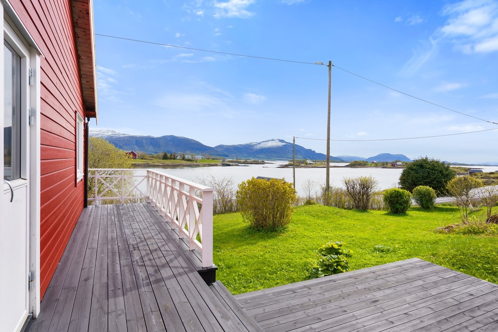 Fra stuen er det utgang til en sørvestvendt veranda på ca. 13 m² og en terrasse på ca. 10 m² som strekker seg både mot uthuset og videre ned til hagen. Galleribilde